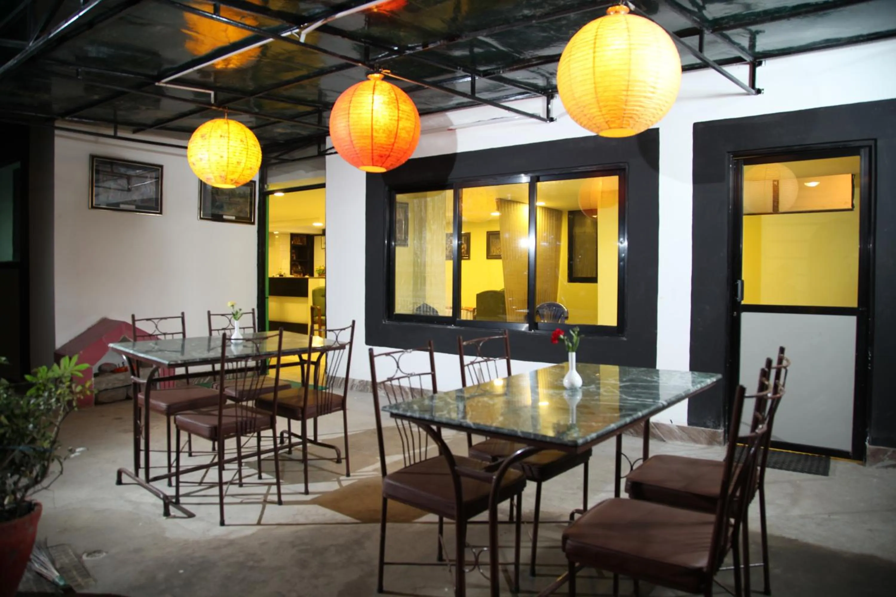 Restaurant/places to eat in New Hotel Panda