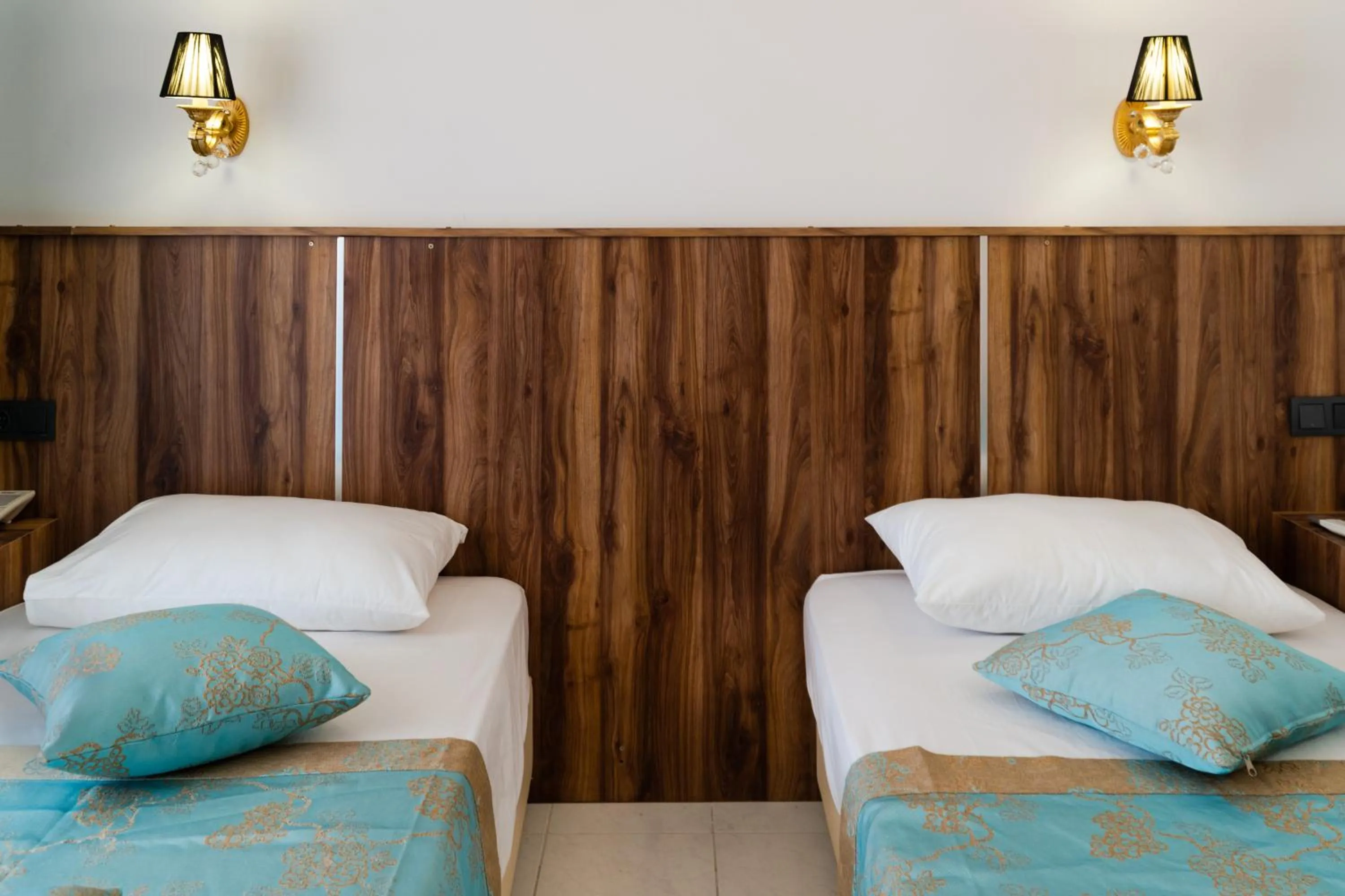 Photo of the whole room, Bed in Elijah Hotel