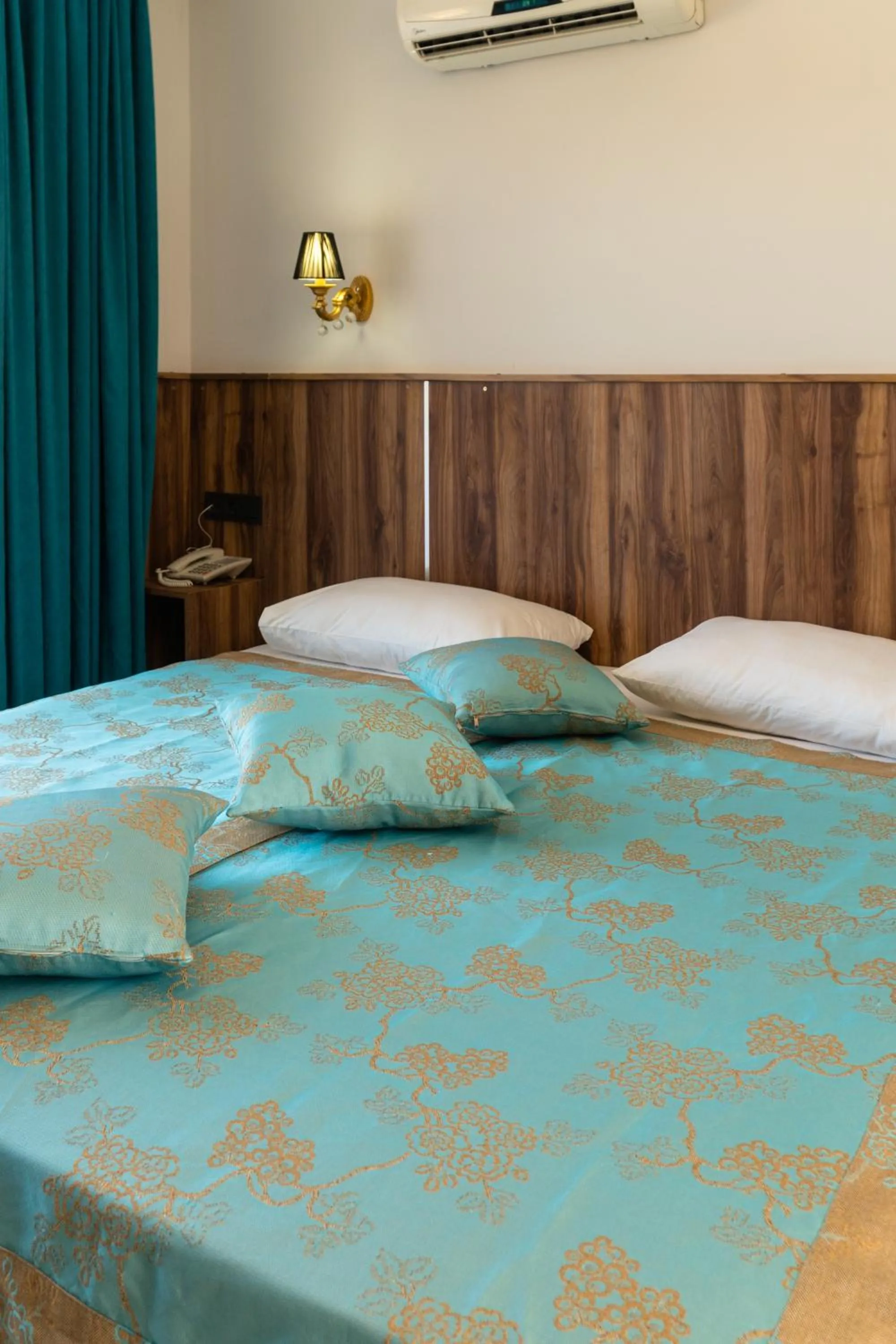 Photo of the whole room, Bed in Elijah Hotel