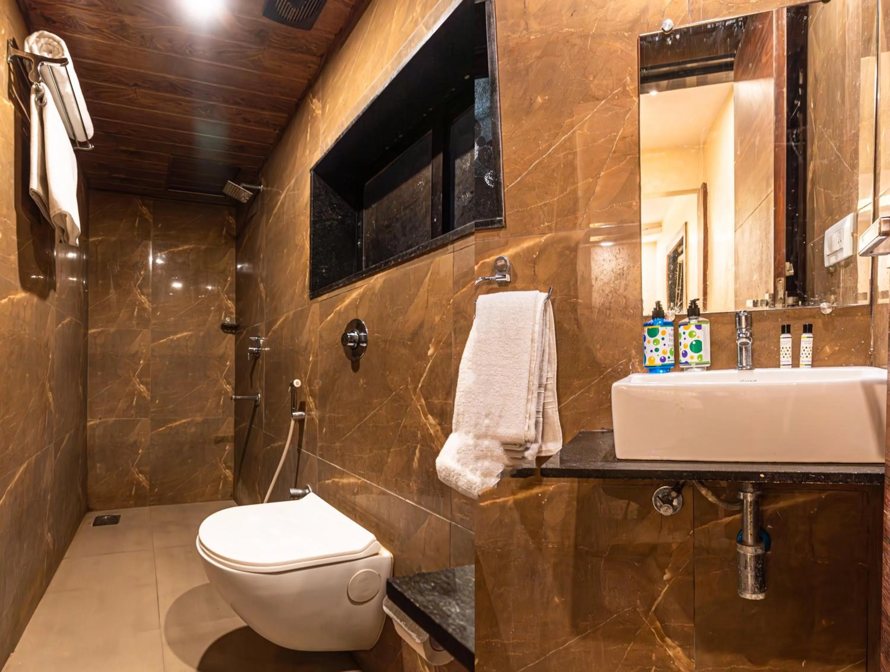 Bathroom in Itsy Hotels Elegant