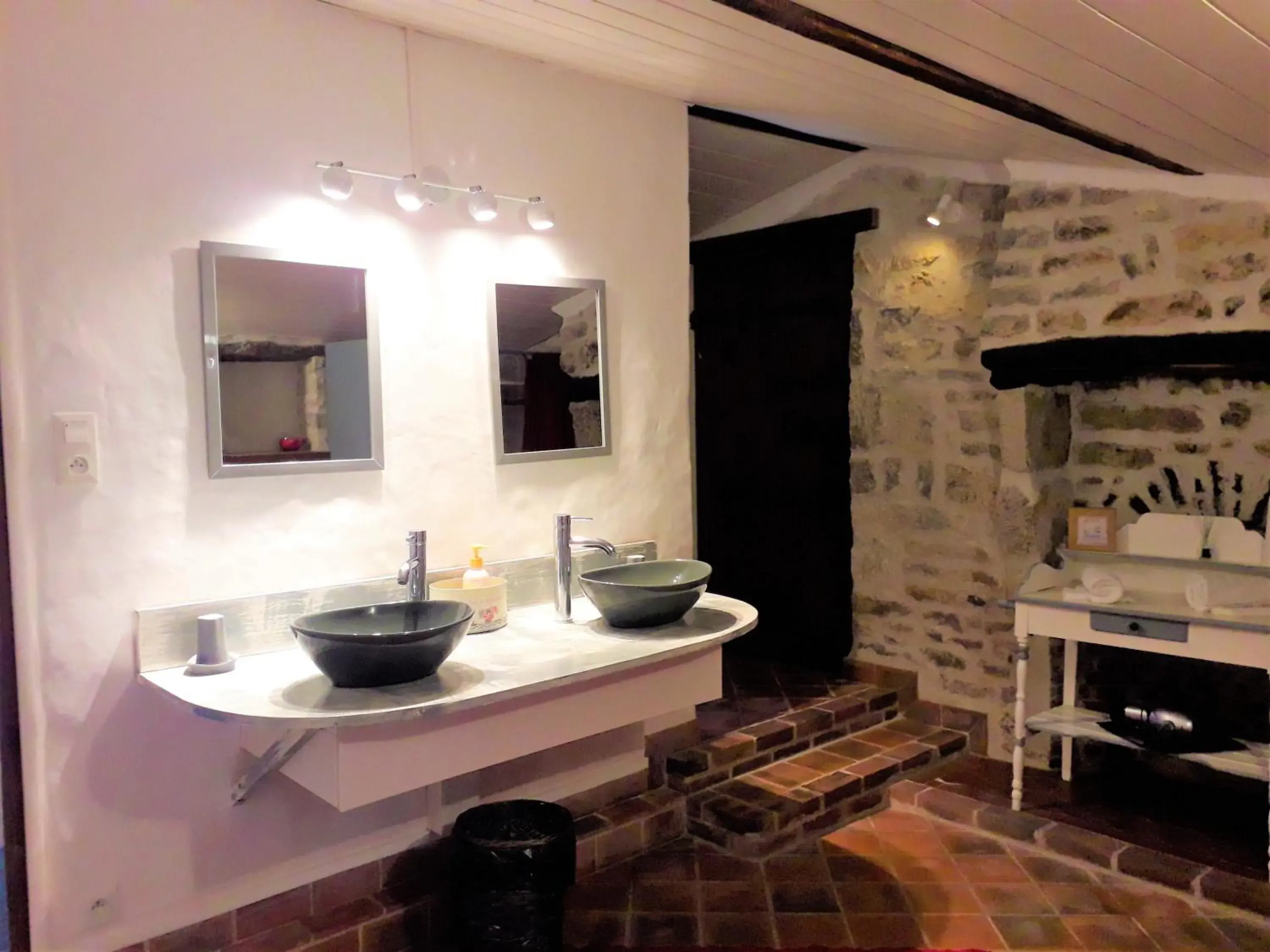 Family Room with Bath in Chambres d'hôtes La Frise Family Room with Bath in Chambres d'hôtes La Frise