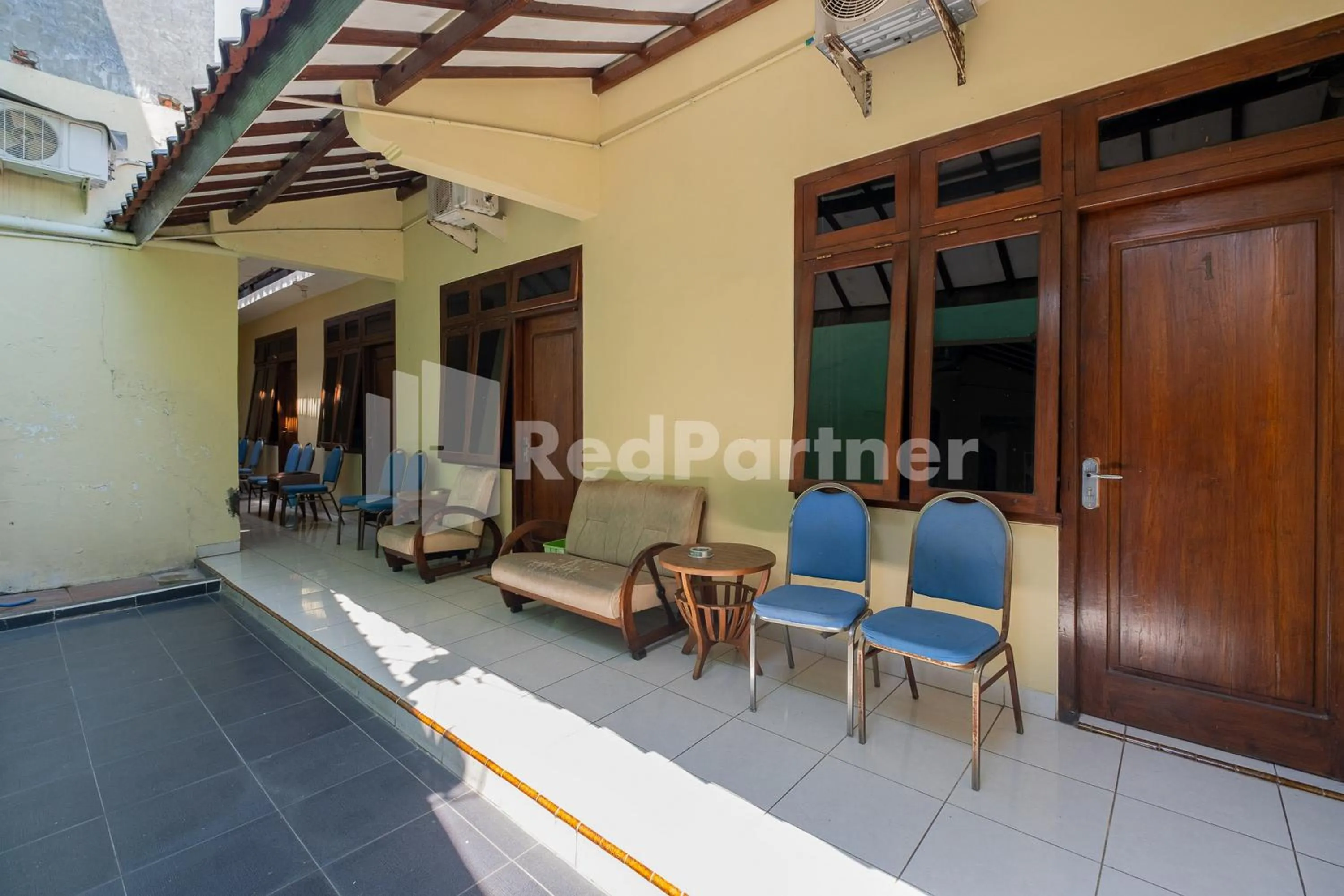 Seating area in Hotel Wisata Ziarah Sunan Bonang Syariah Mitra RedDoorz