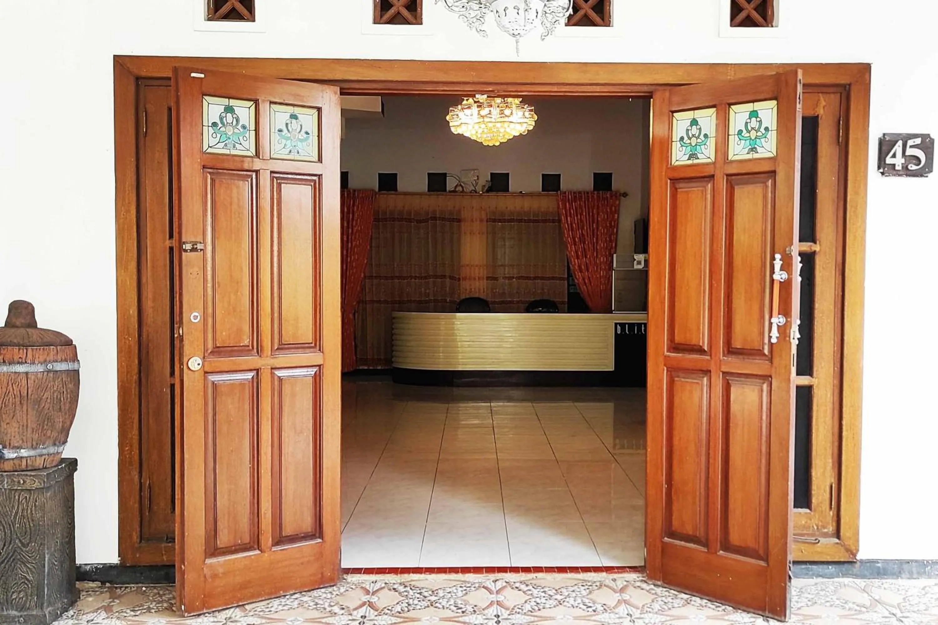 Facade/entrance in Pertiwi Homestay Near Museum Angkut Batu Mitra RedDoorz
