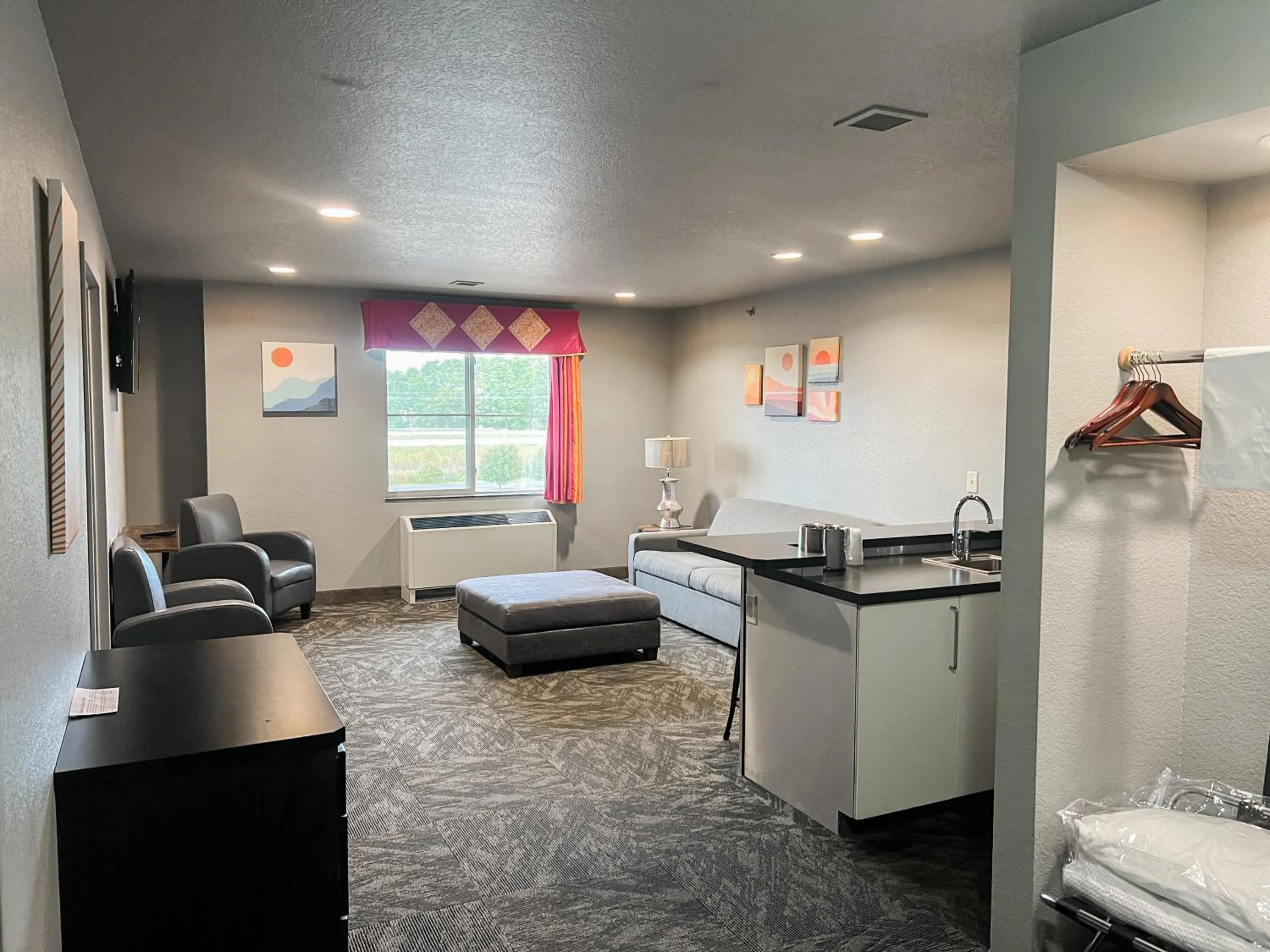 Kitchen or kitchenette, Bed in Metropolis Resort - Eau Claire