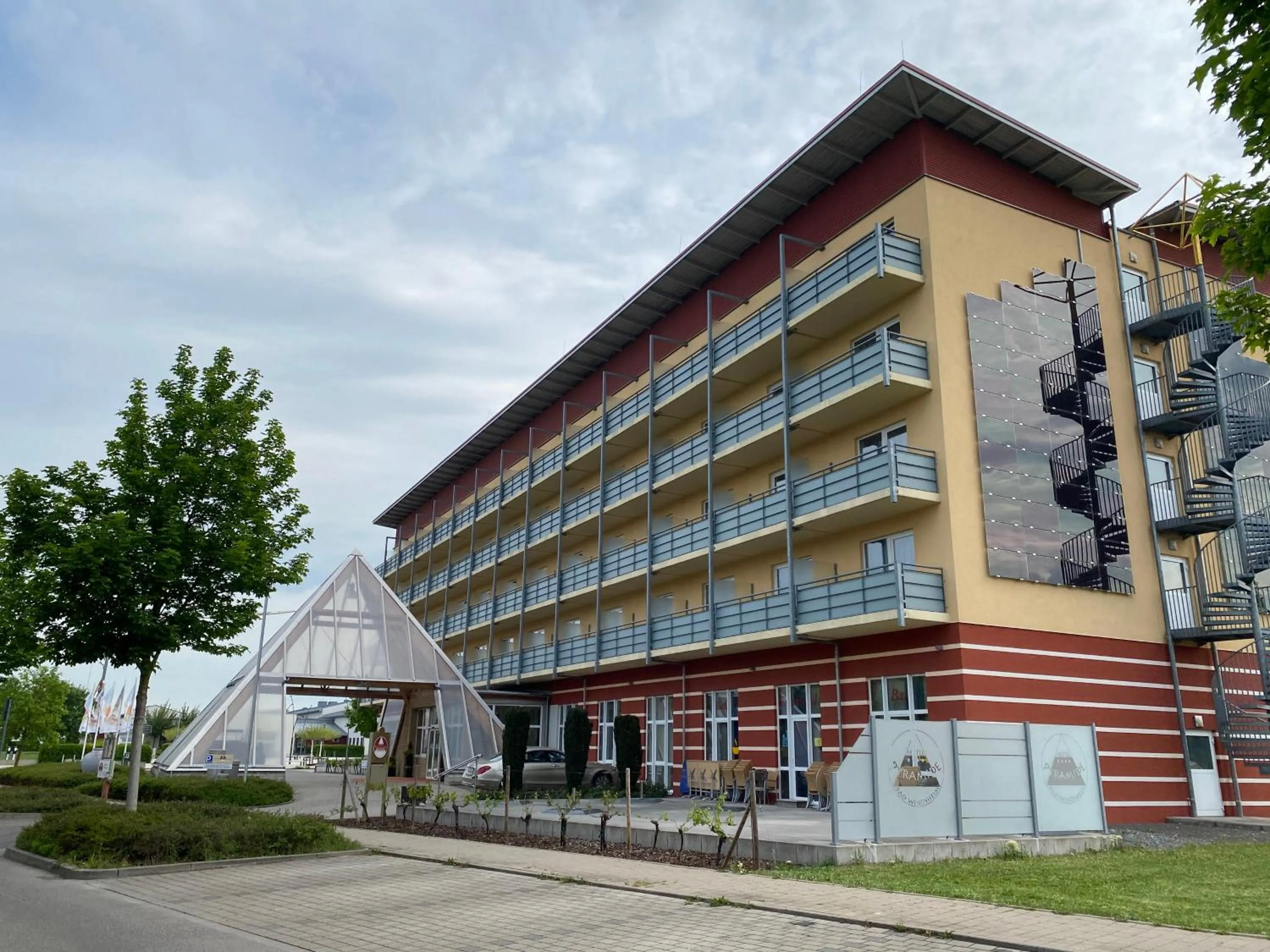 Facade/entrance in Kurhotel Pyramide Bad Windsheim
