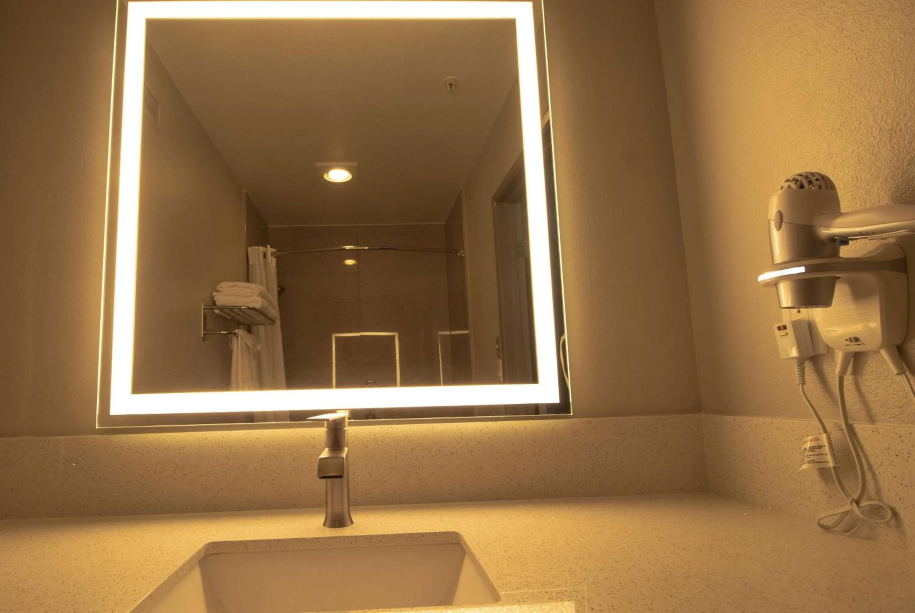 TV and multimedia in Days Inn by Wyndham Carlsbad