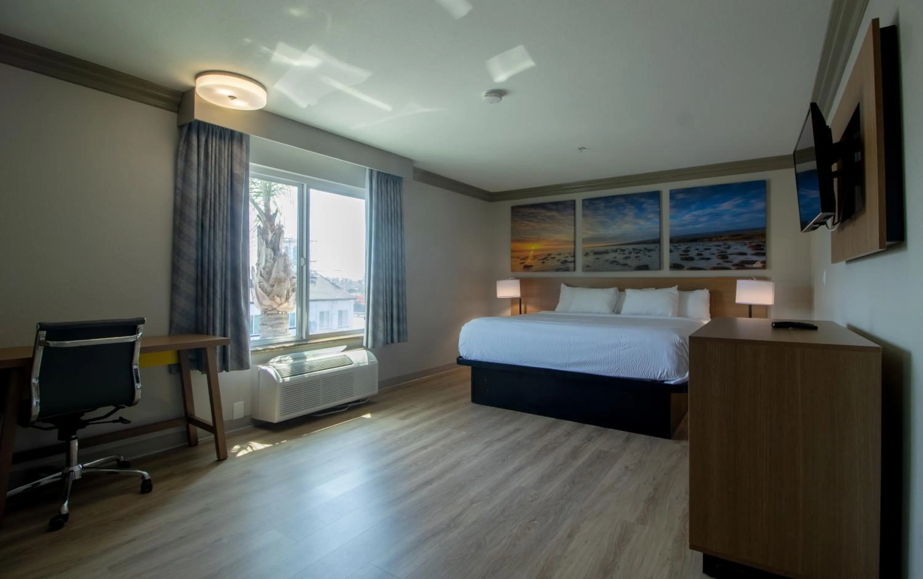 Bedroom, Bed in Days Inn by Wyndham Carlsbad