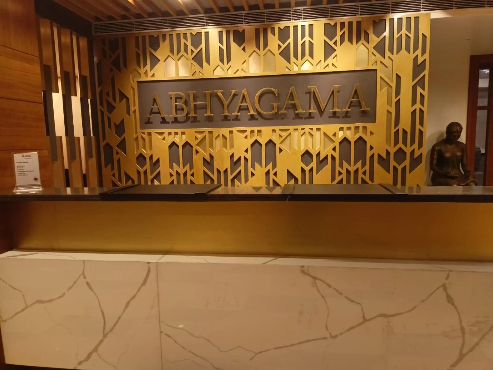 Lobby or reception in Abhyagama Hotel