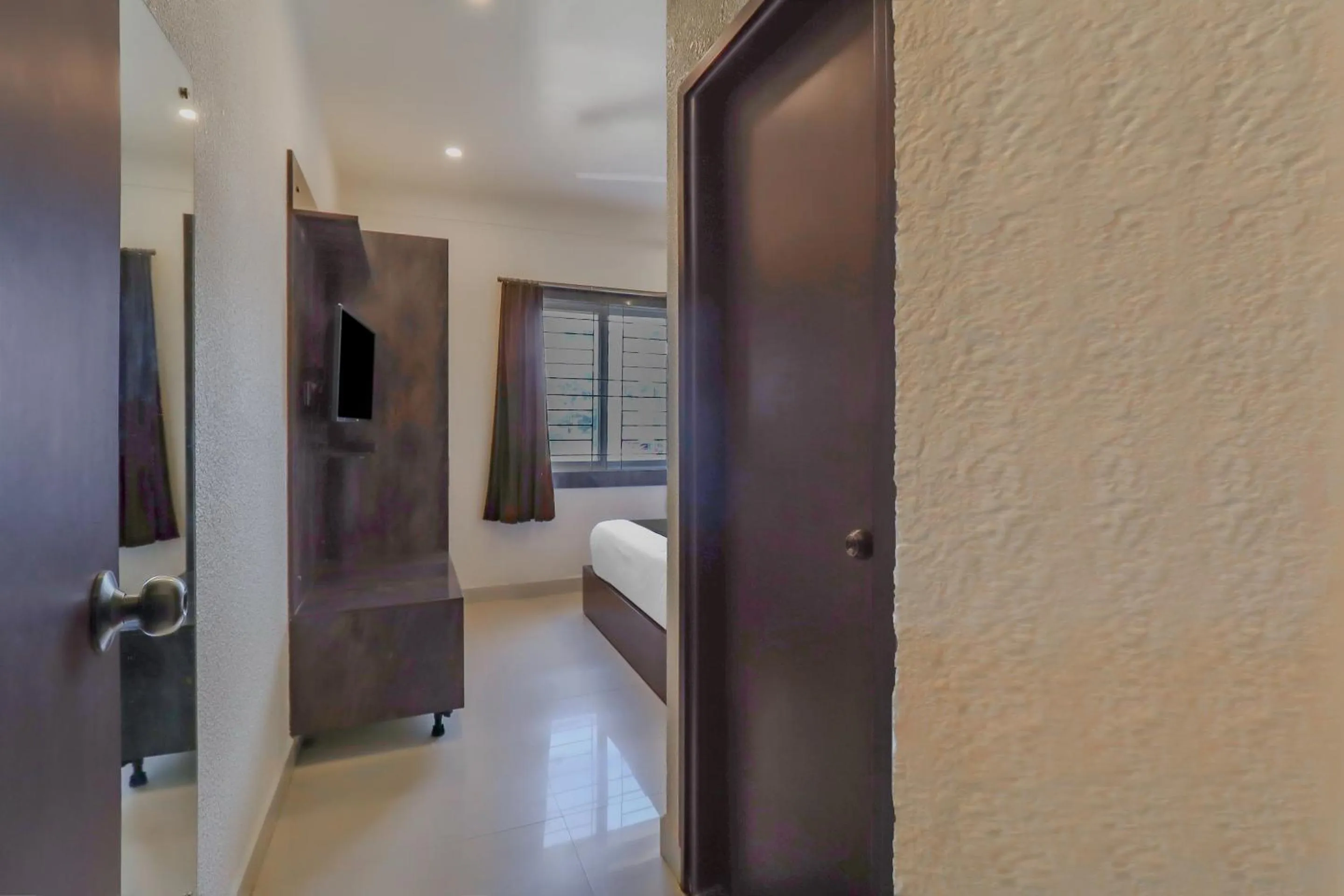 Bedroom in Capital O Royal Galaxy Finesse Near Phoenix Marketcity