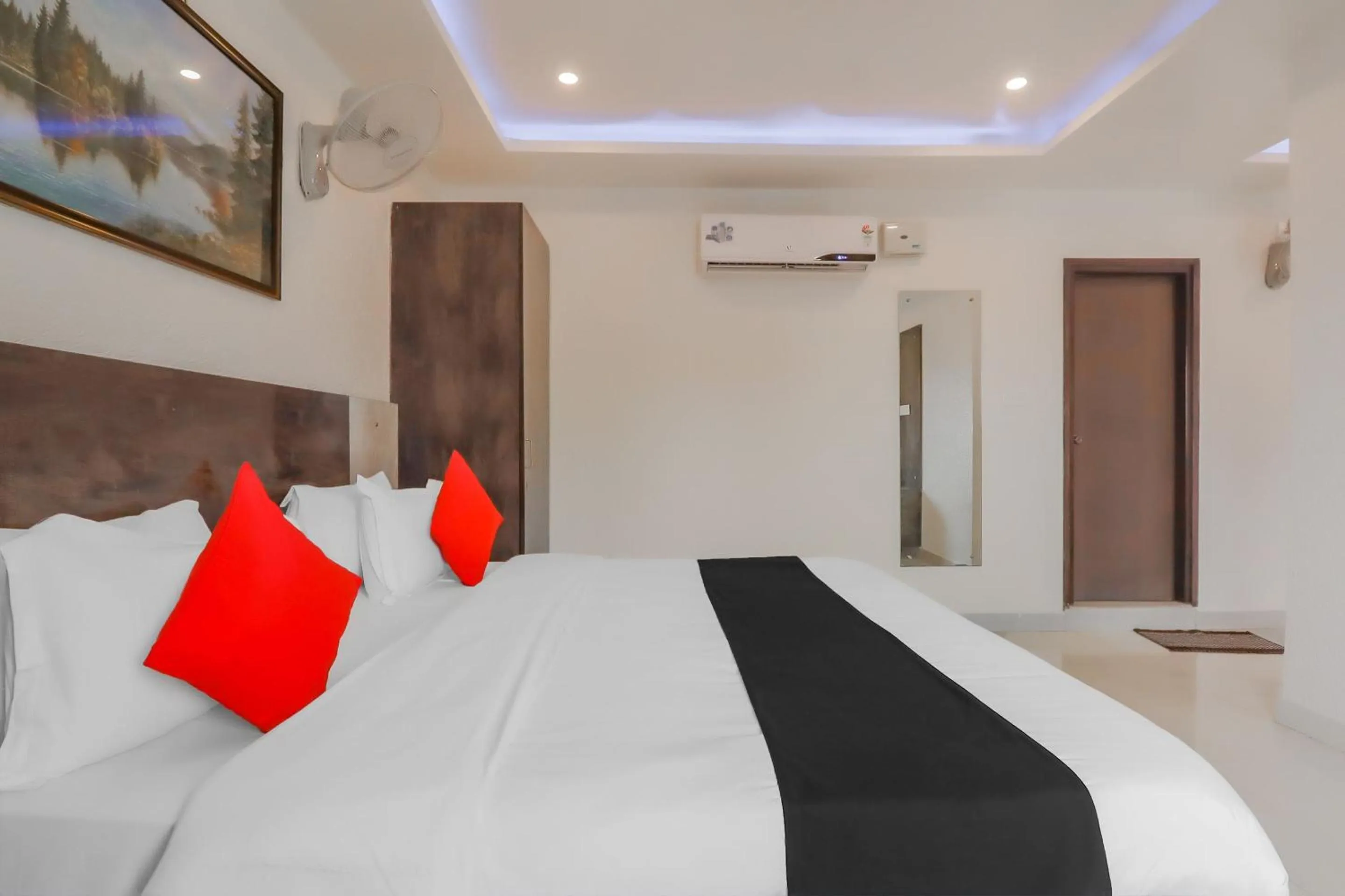 Bedroom, Bed in Capital O Royal Galaxy Finesse Near Phoenix Marketcity