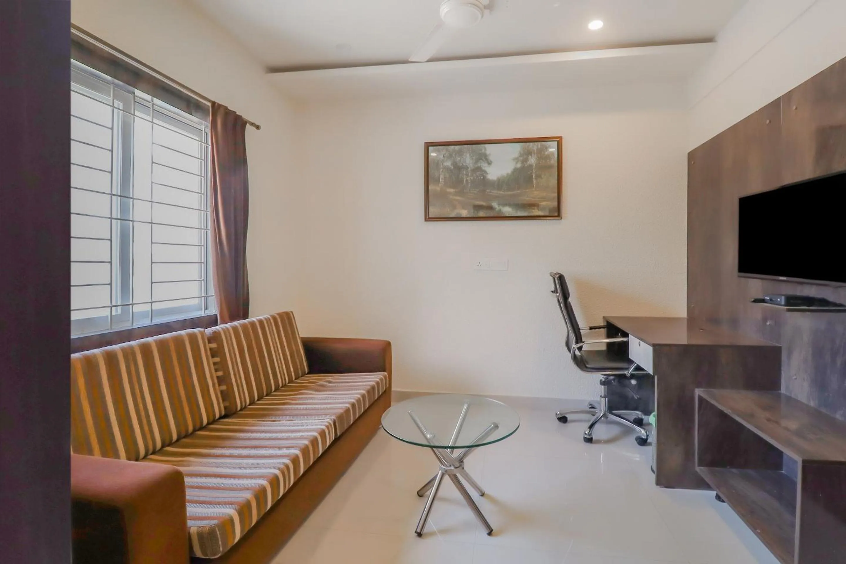 Bedroom in Capital O Royal Galaxy Finesse Near Phoenix Marketcity