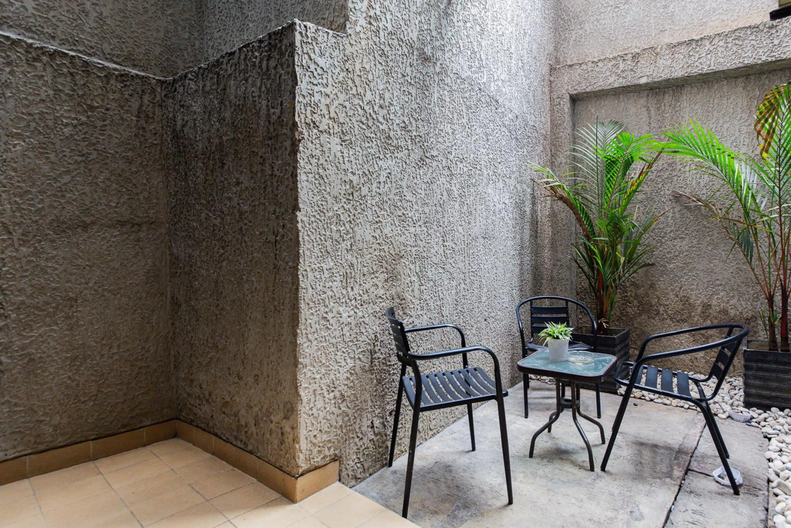 Seating area in Urbanview Hotel Slipi Inn Palmerah