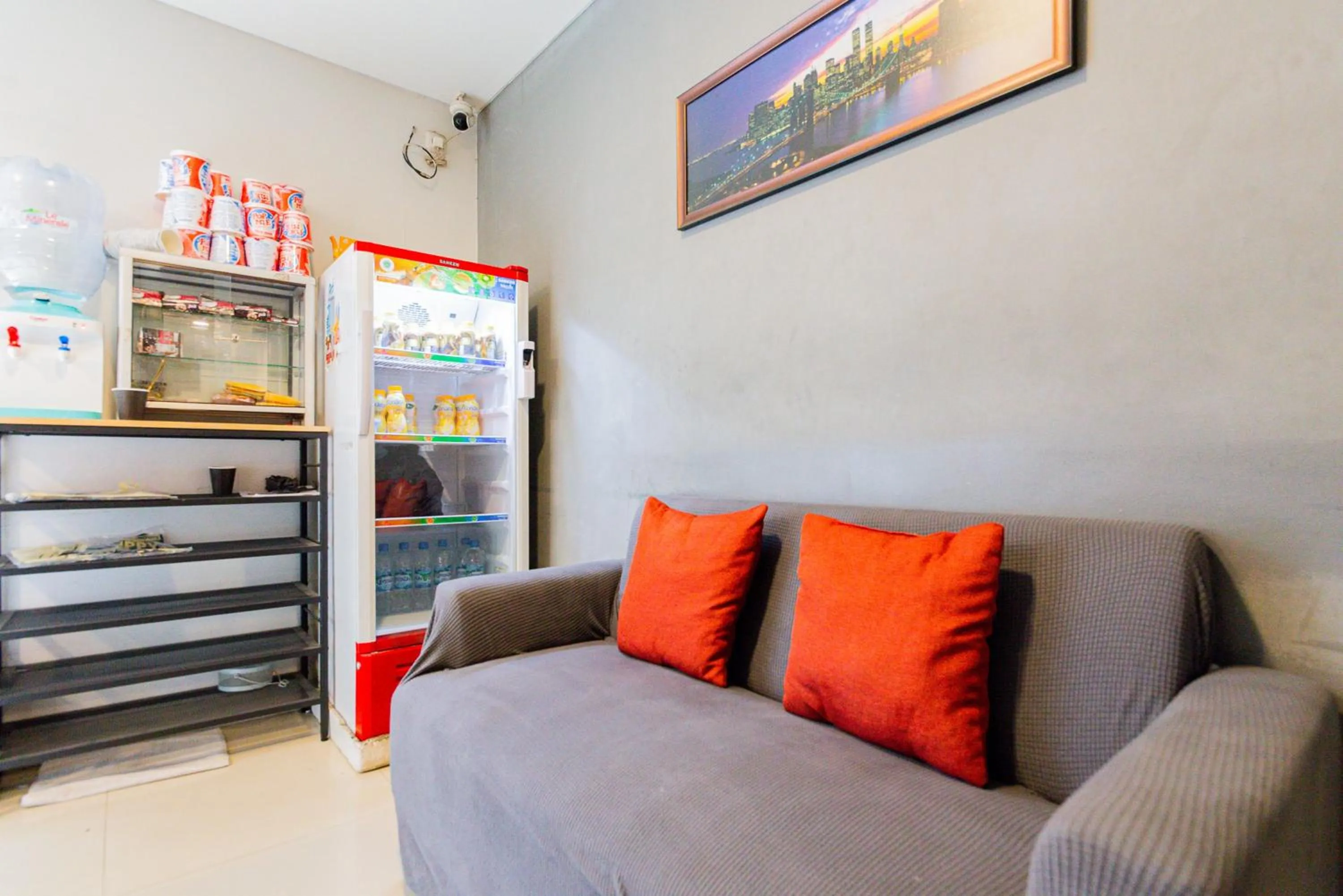 Seating area in Urbanview Hotel Slipi Inn Palmerah