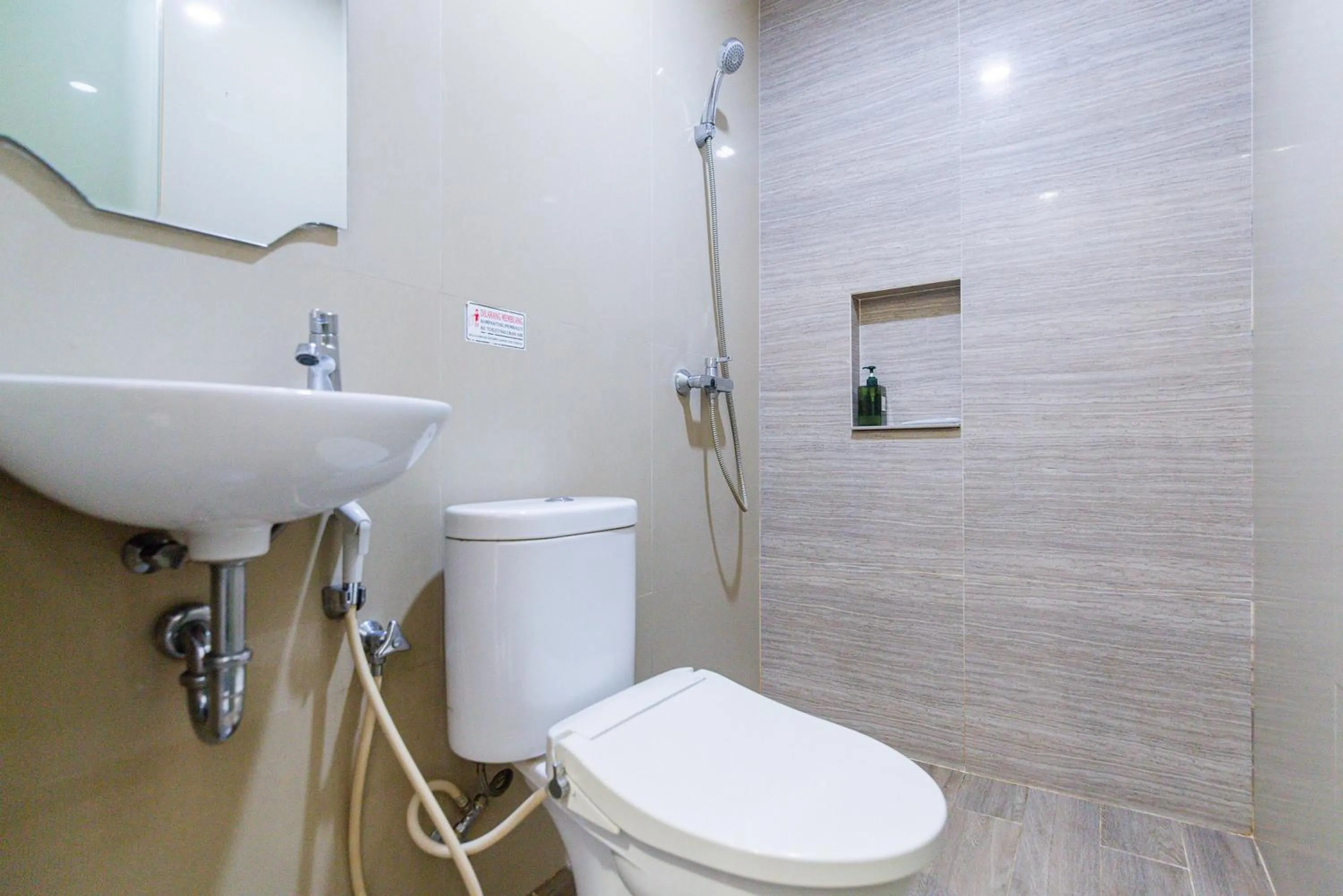 Bathroom in Urbanview Hotel Slipi Inn Palmerah