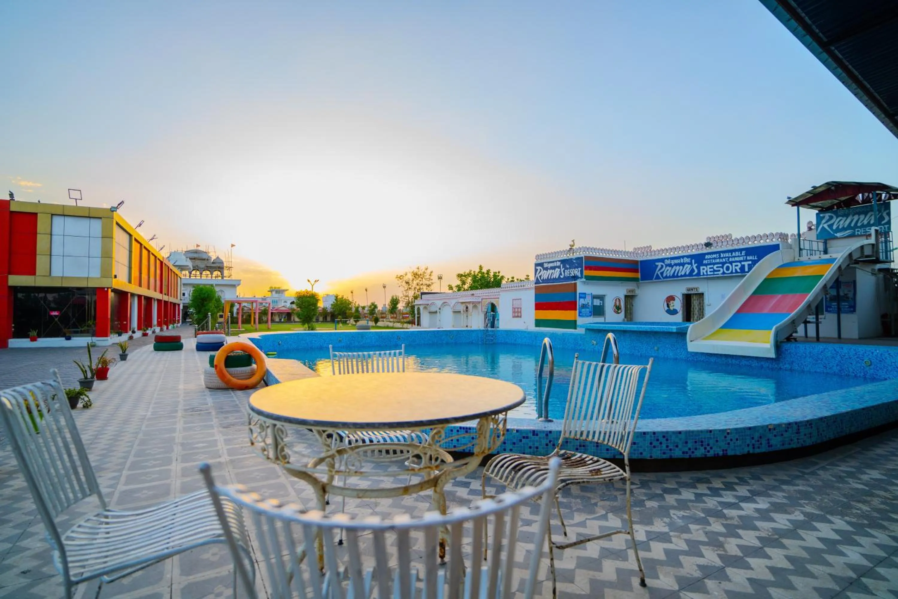 Swimming pool in Ramas Resort