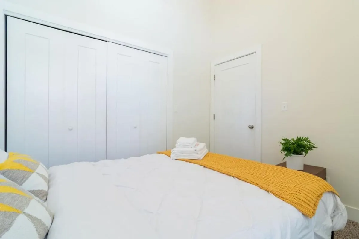 Bed in McCormick Place 420 Friendly 3BR in Downtown Chicago with Optional Parking Sleeps 8 Guests Near Soldier Field, Grant Park and Lakefront Trail