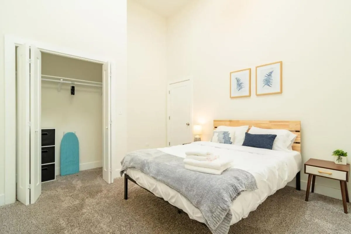 Bed in McCormick Place 420 Friendly 3BR in Downtown Chicago with Optional Parking Sleeps 8 Guests Near Soldier Field, Grant Park and Lakefront Trail