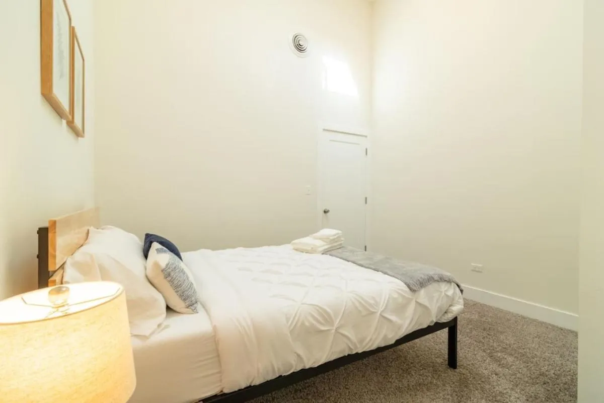 Bed in McCormick Place 420 Friendly 3BR in Downtown Chicago with Optional Parking Sleeps 8 Guests Near Soldier Field, Grant Park and Lakefront Trail