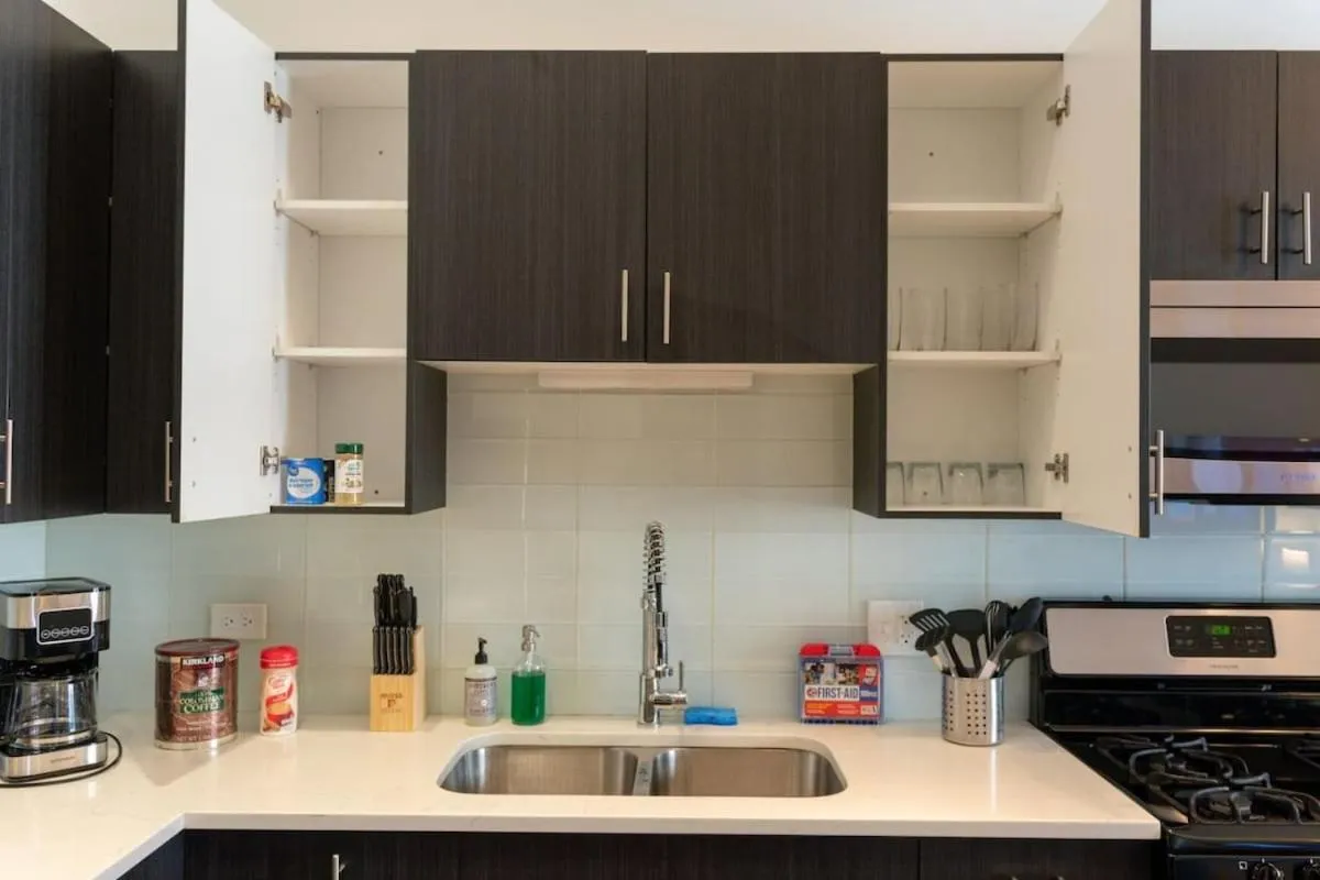 McCormick Place 420 Friendly 3BR in Downtown Chicago with Optional Parking Sleeps 8 Guests Near Soldier Field, Grant Park and Lakefront Trail