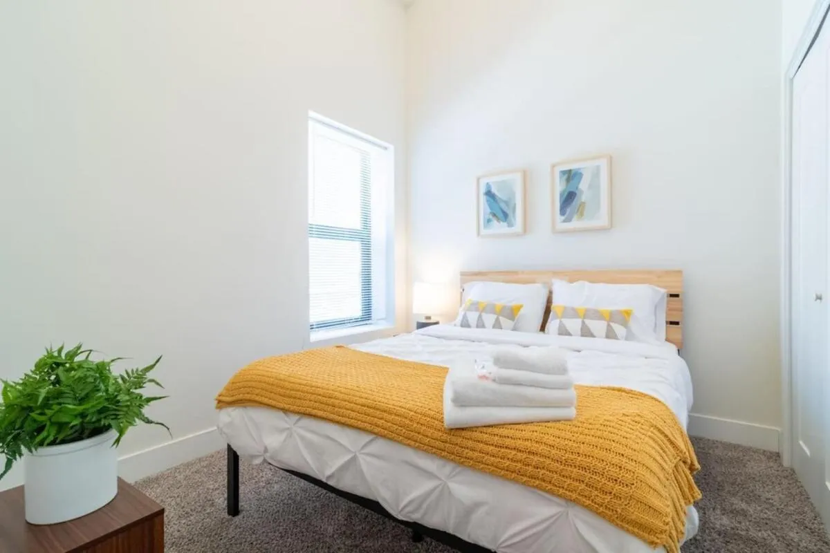 Bed in McCormick Place 420 Friendly 3BR in Downtown Chicago with Optional Parking Sleeps 8 Guests Near Soldier Field, Grant Park and Lakefront Trail