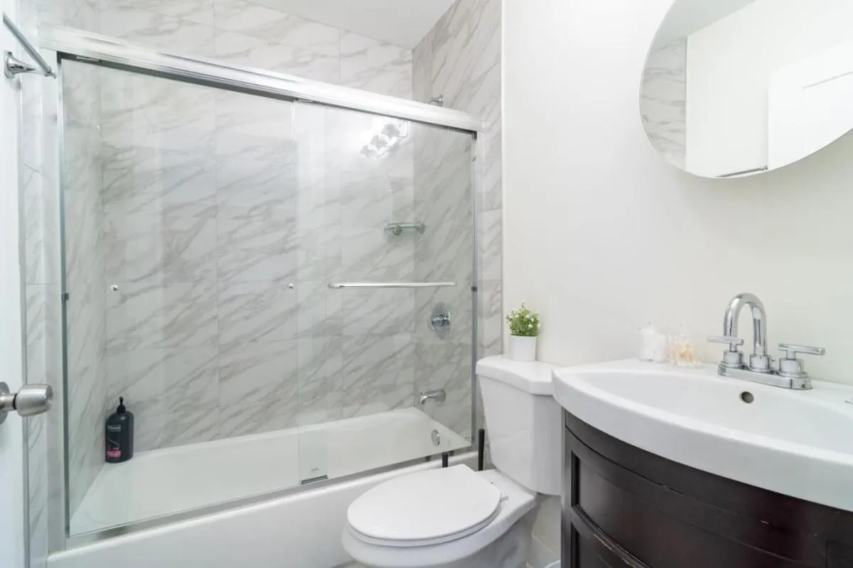 McCormick Place 420 Friendly 3BR in Downtown Chicago with Optional Parking Sleeps 8 Guests Near Soldier Field, Grant Park and Lakefront Trail