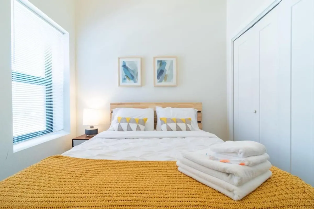 Bed in McCormick Place 420 Friendly 3BR in Downtown Chicago with Optional Parking Sleeps 8 Guests Near Soldier Field, Grant Park and Lakefront Trail