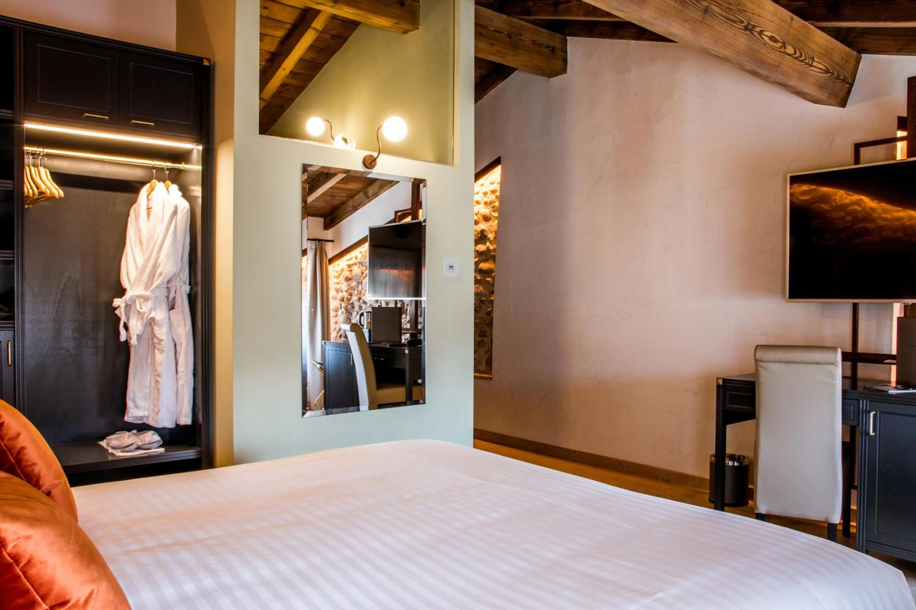 Photo of the whole room, Bed in Corte Regia Relais & Spa