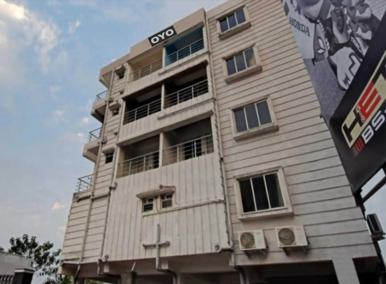 Facade/entrance in Hotel O by OYO Newtown Galaxy