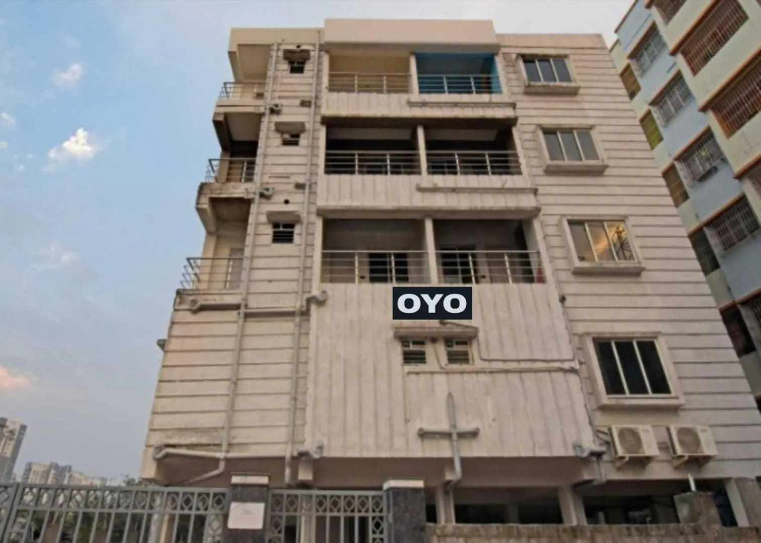 Facade/entrance in Hotel O by OYO Newtown Galaxy