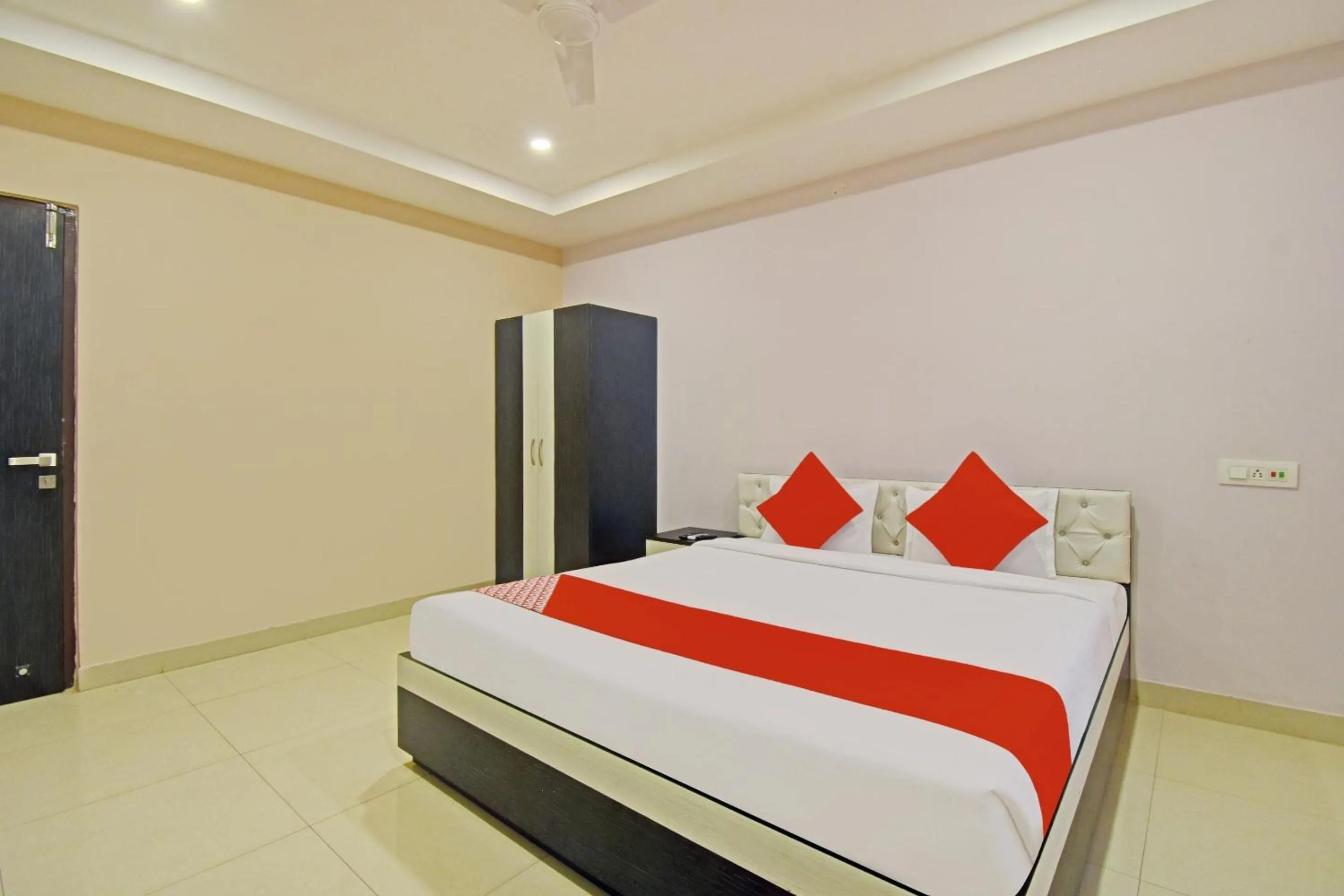 Bedroom, Bed in Hotel O by OYO Newtown Galaxy