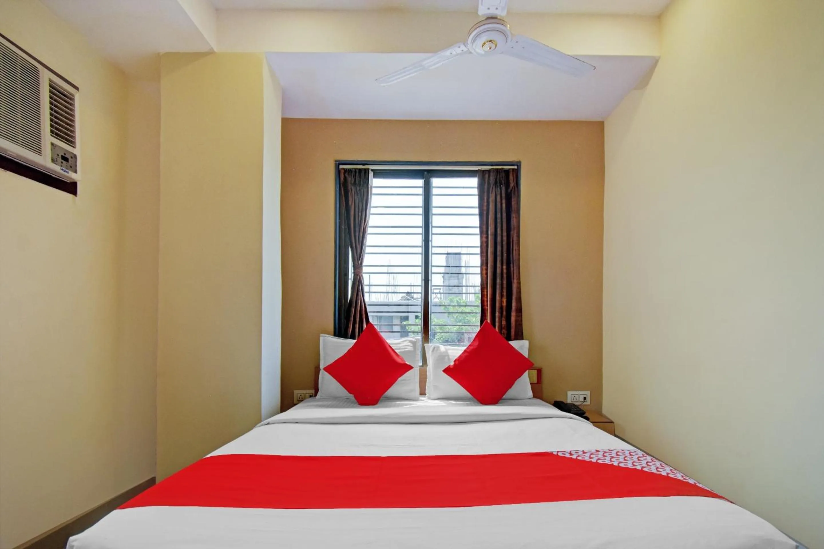 Bedroom, Bed in Hotel O Majestic Inn