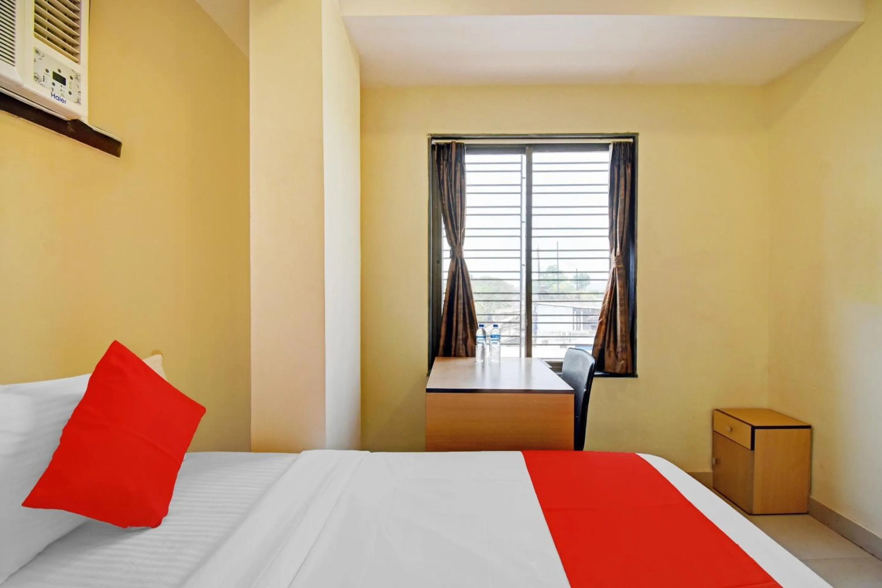 Bedroom, Bed in Hotel O Majestic Inn