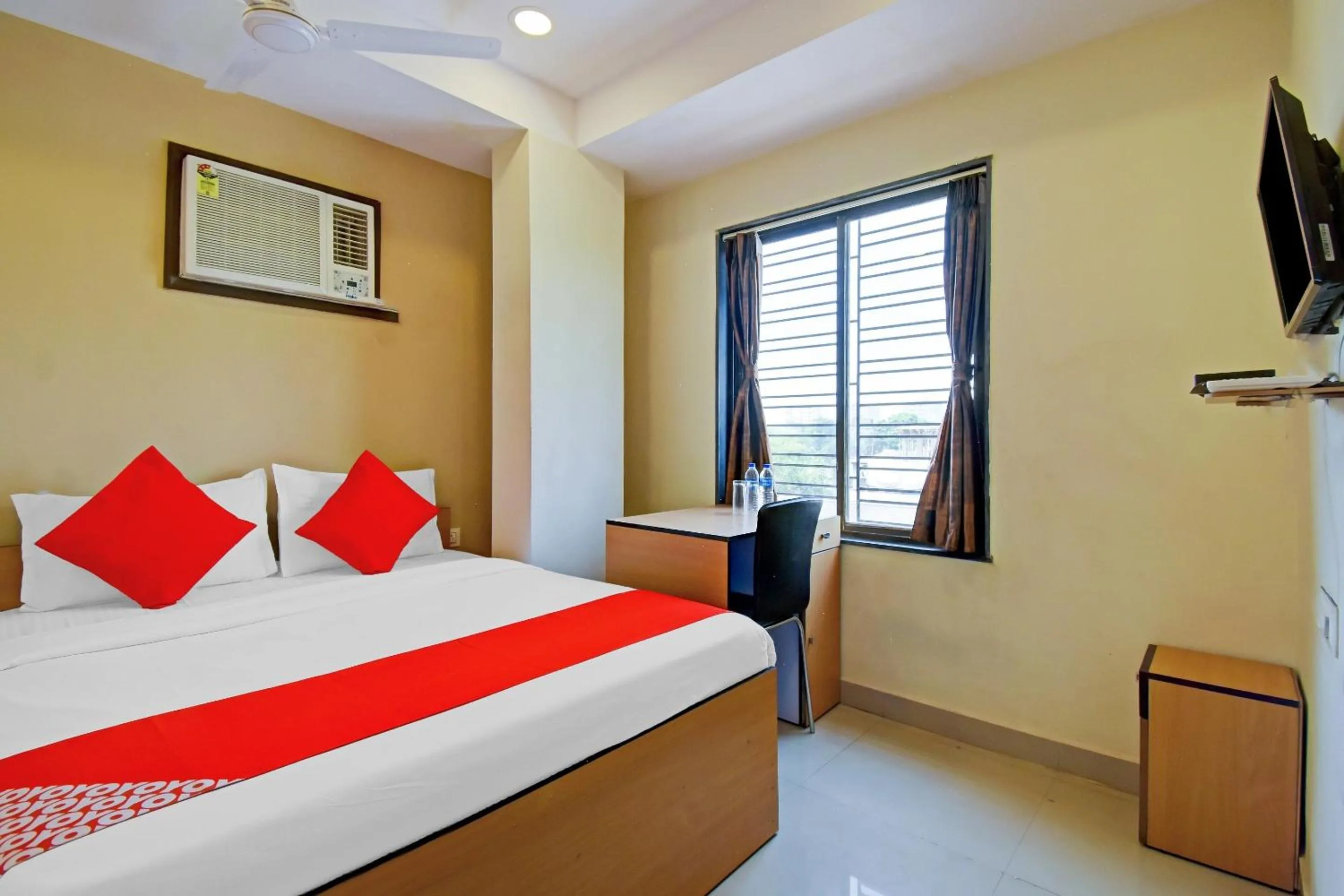 Bedroom, Bed in Hotel O Majestic Inn