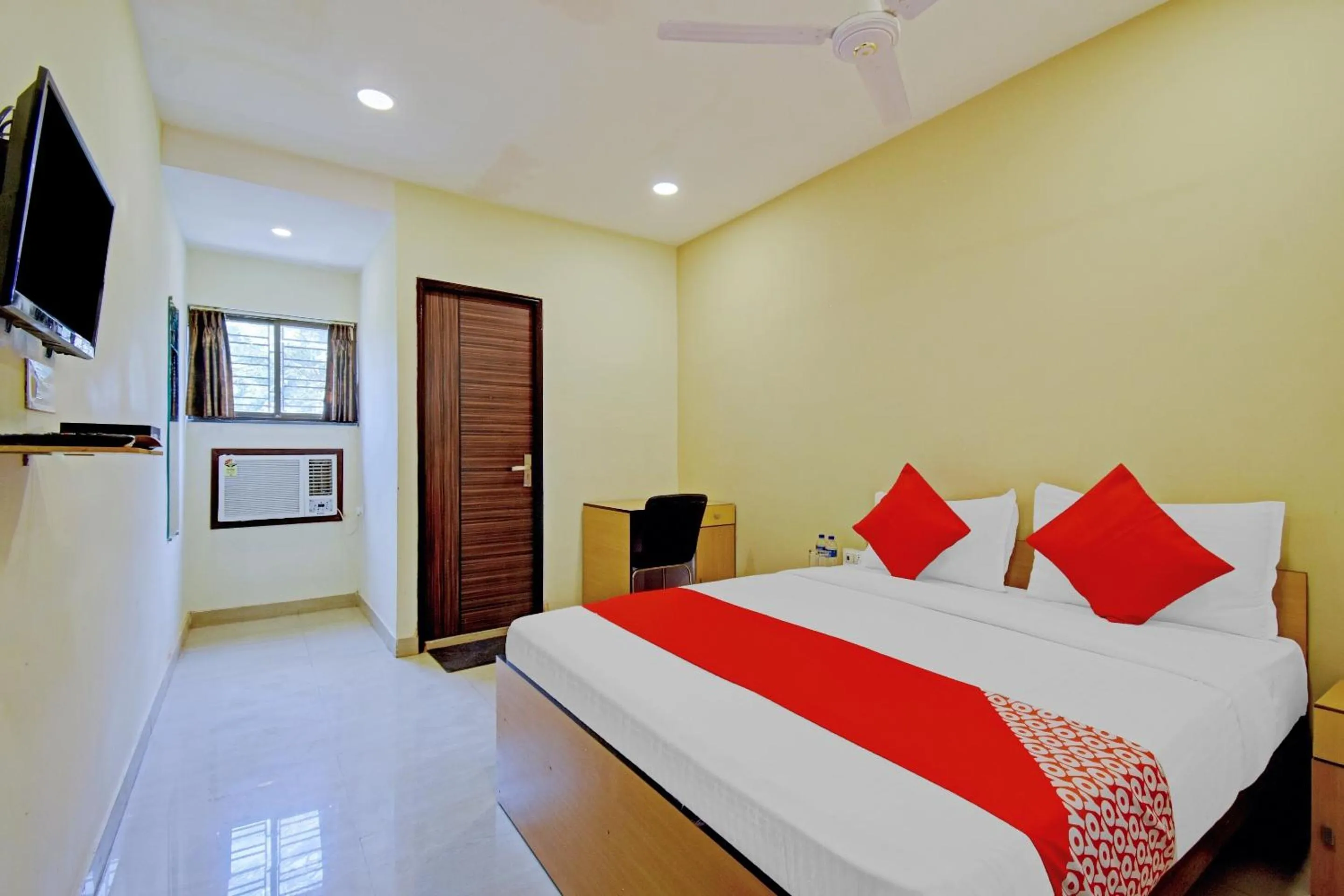 Bedroom, Bed in Hotel O Majestic Inn