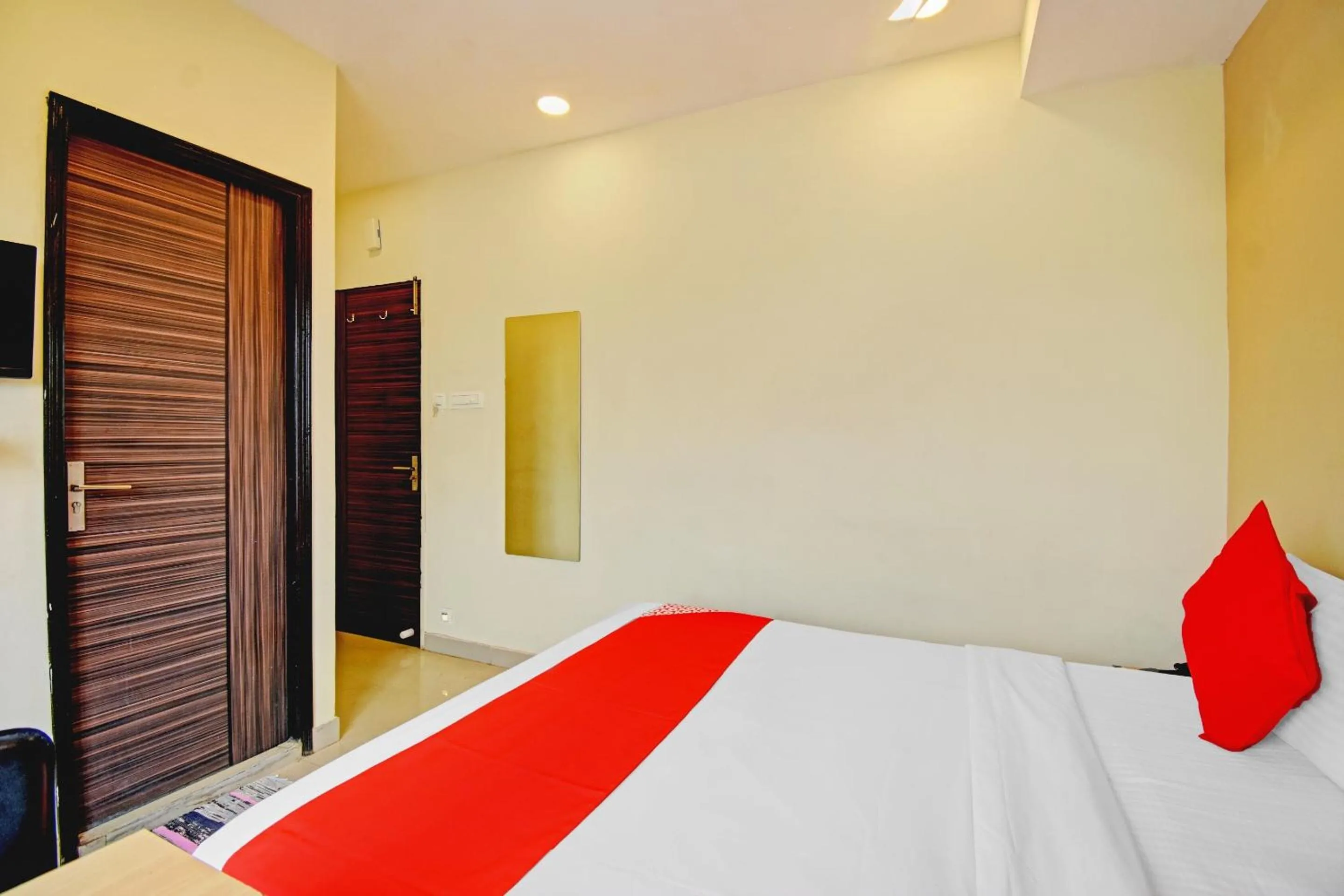 Bedroom, Bed in Hotel O Majestic Inn