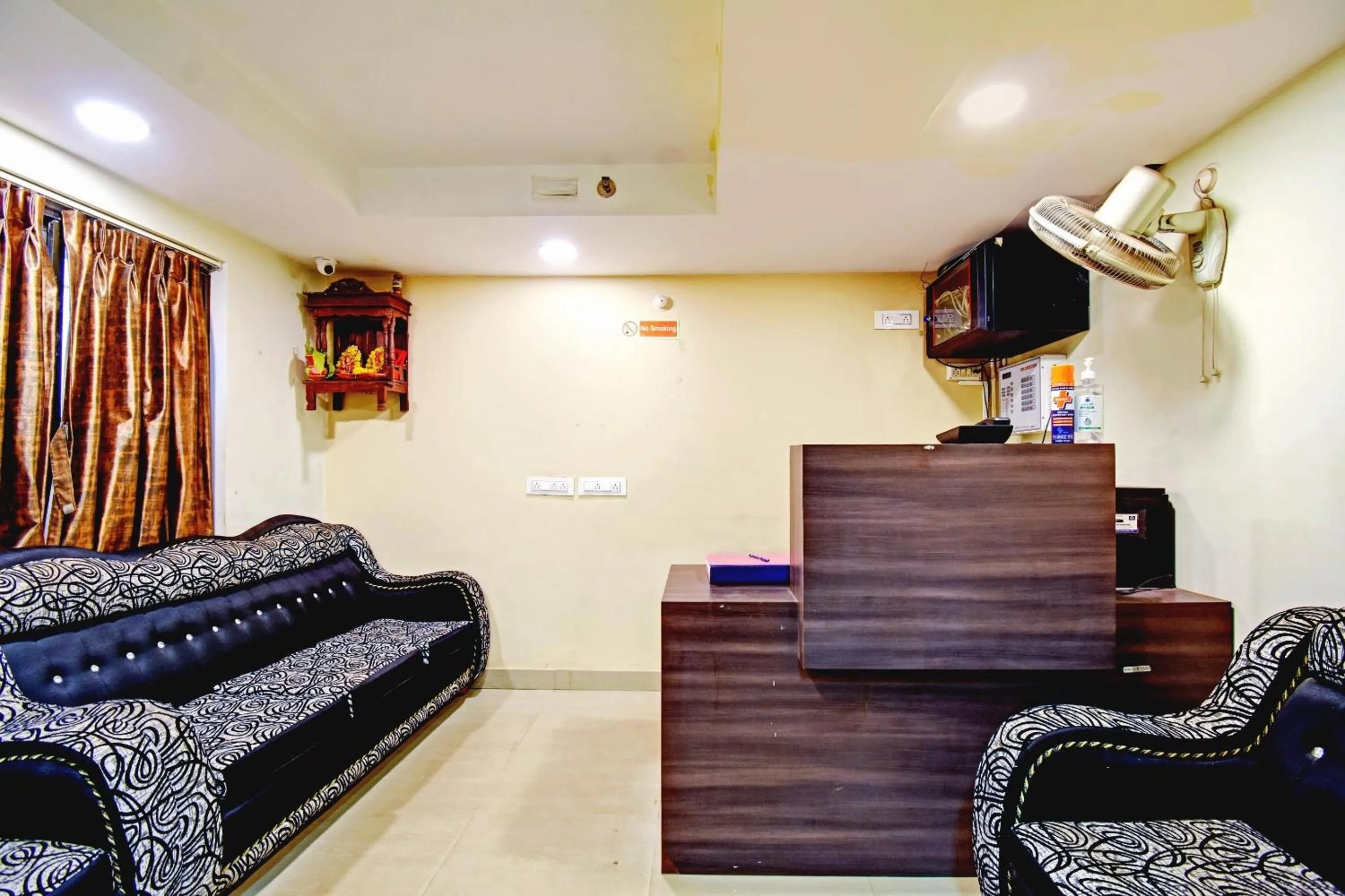 Lobby or reception in Hotel O Majestic Inn