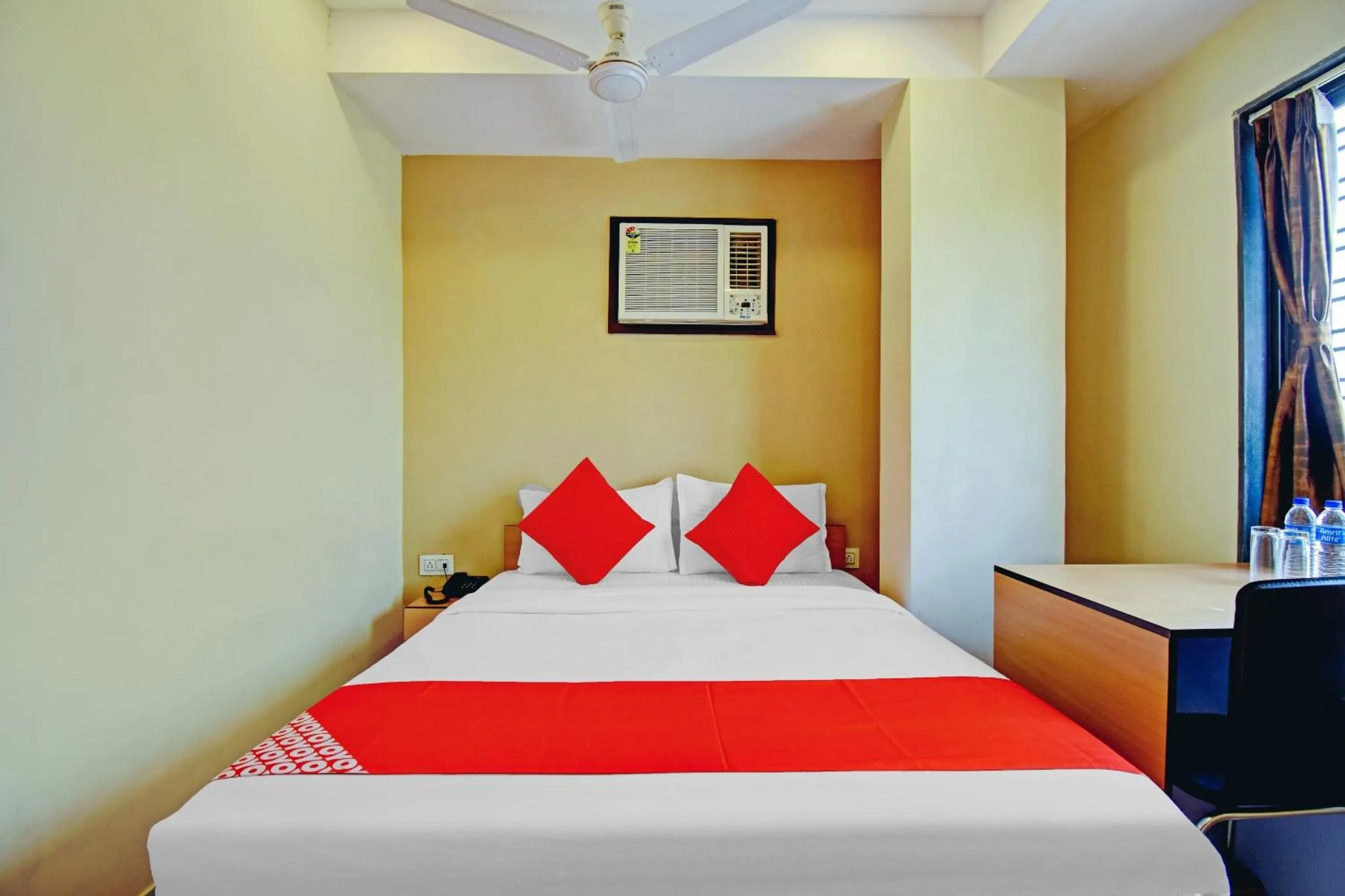 Bedroom, Bed in Hotel O Majestic Inn