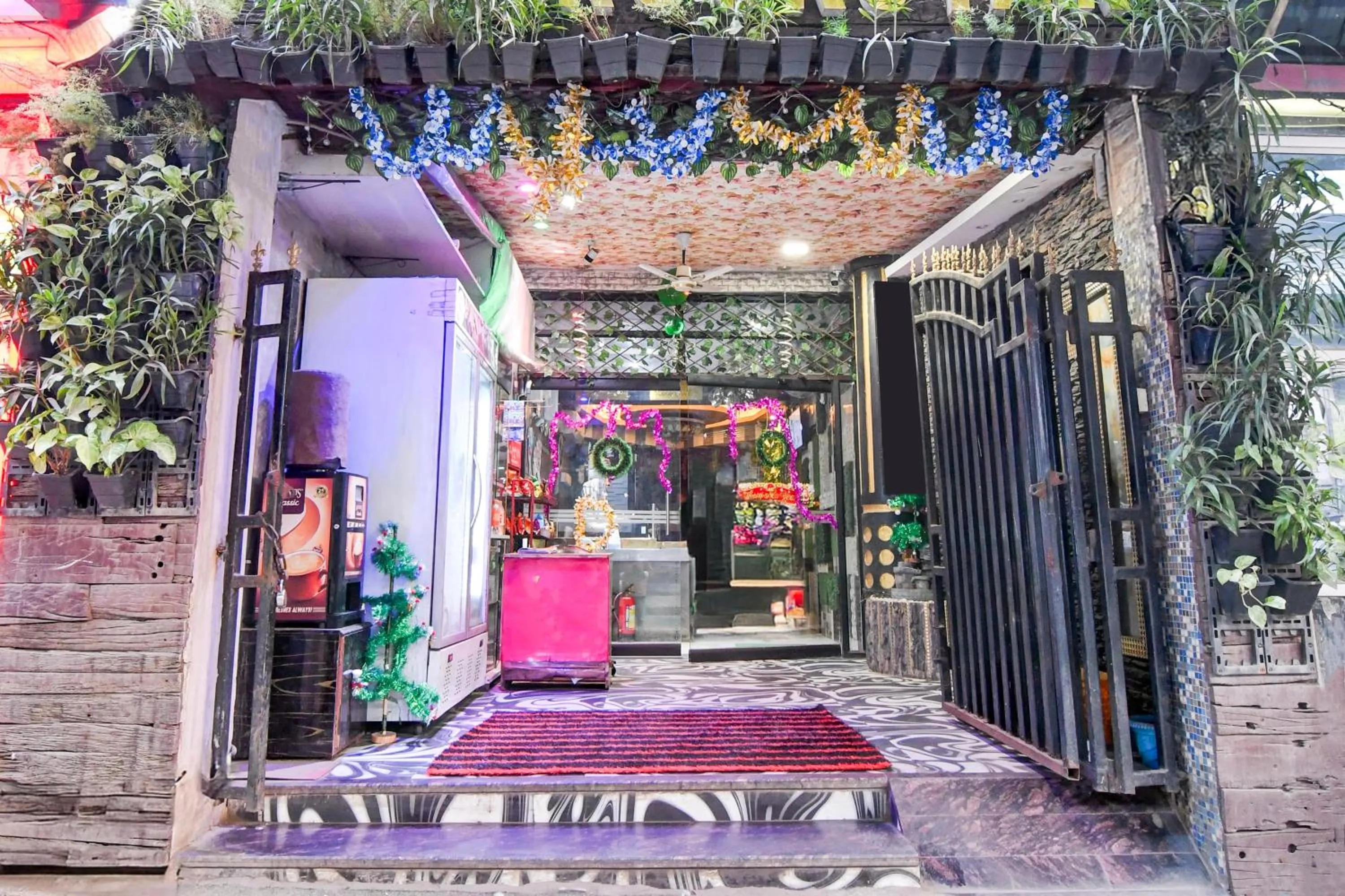 Facade/entrance in Super Collection O Circus Avenue Road Formerly Hotel Rockstar