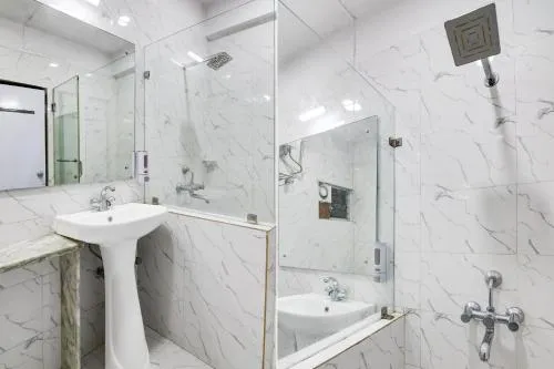 Super Collection O Circus Avenue Road Formerly Hotel Rockstar