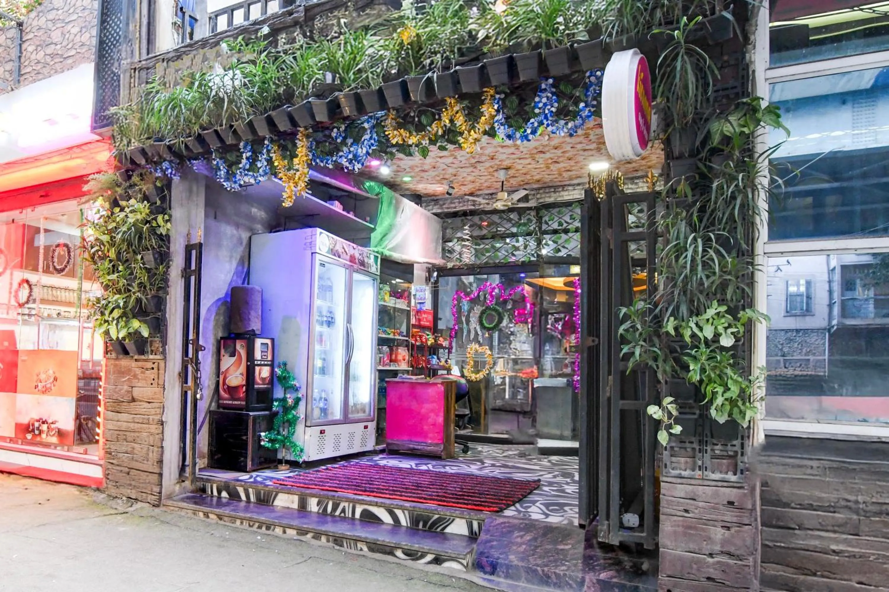 Facade/entrance in Super Collection O Circus Avenue Road Formerly Hotel Rockstar