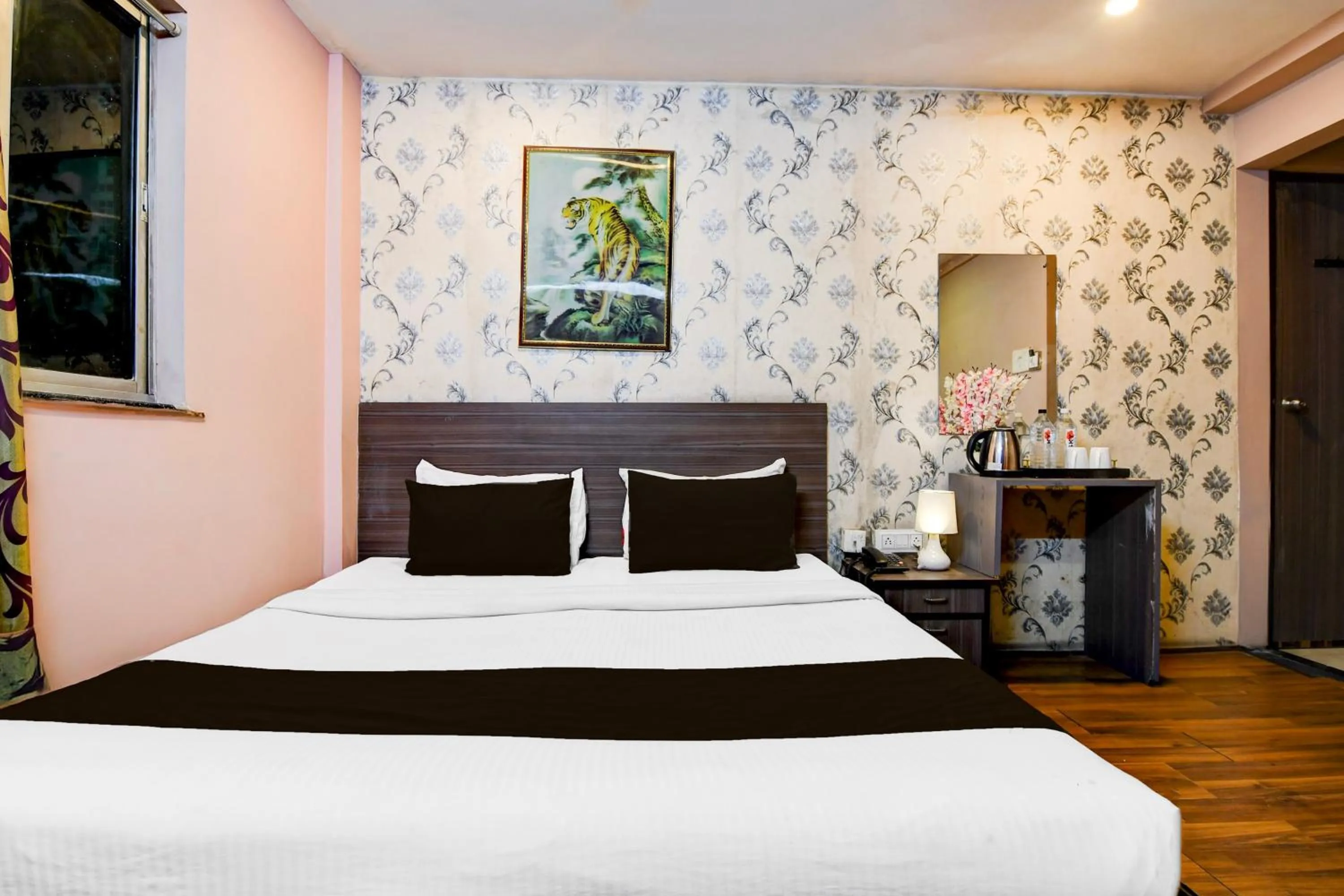 Bedroom, Bed in Super Collection O Circus Avenue Road Formerly Hotel Rockstar