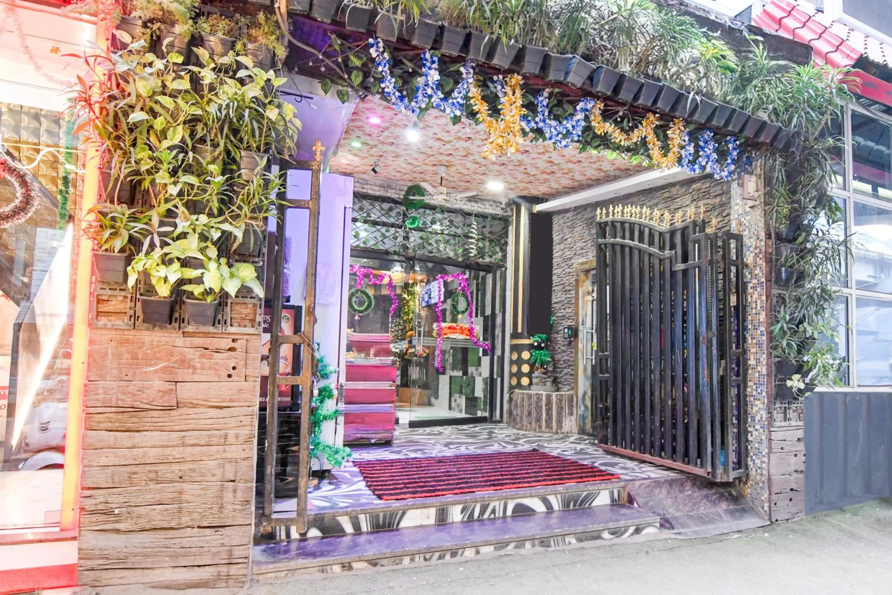 Facade/entrance in Super Collection O Circus Avenue Road Formerly Hotel Rockstar