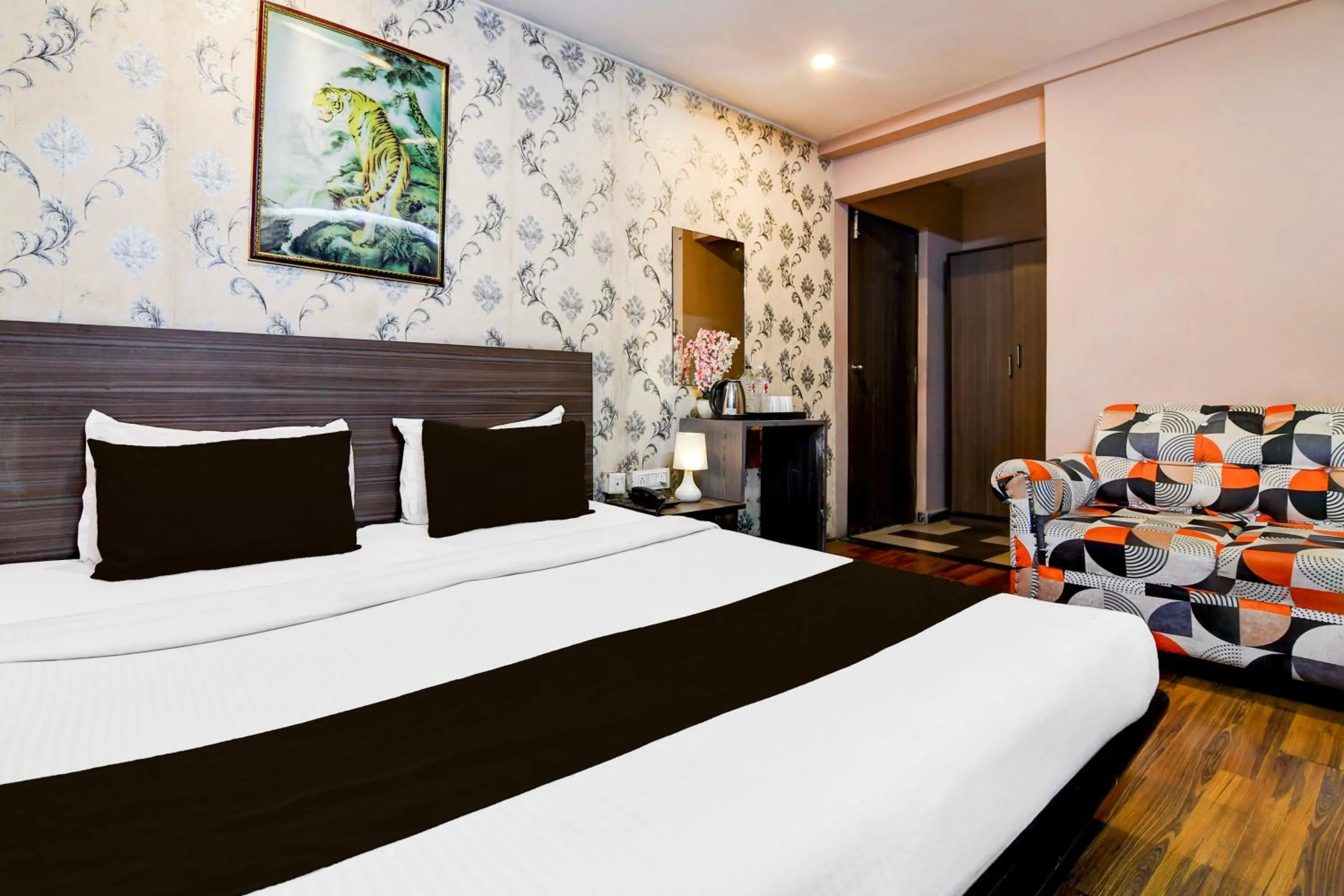 Bedroom, Bed in Super Collection O Circus Avenue Road Formerly Hotel Rockstar