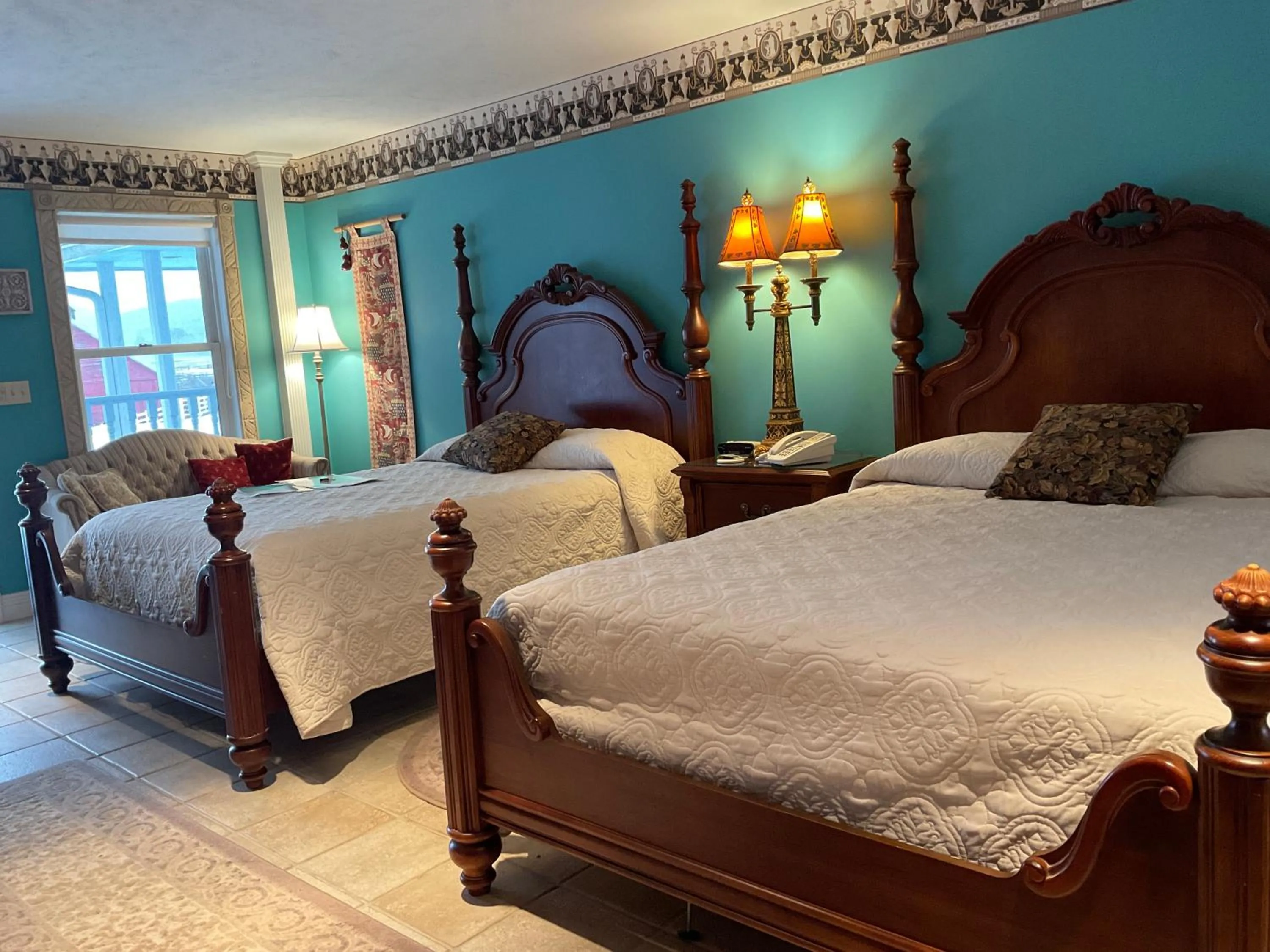 Bed in Mountain Quest Inn