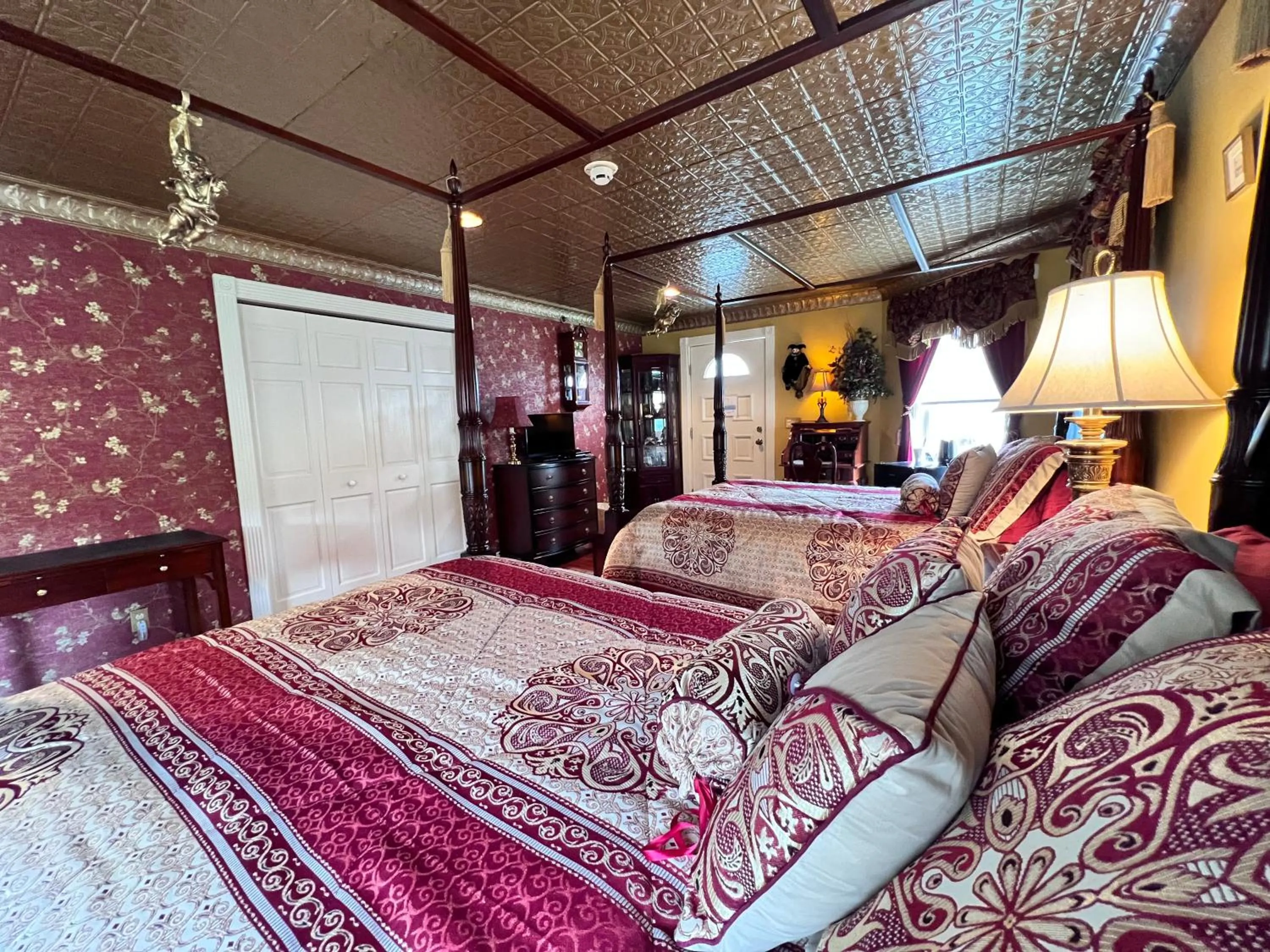 Bed in Mountain Quest Inn