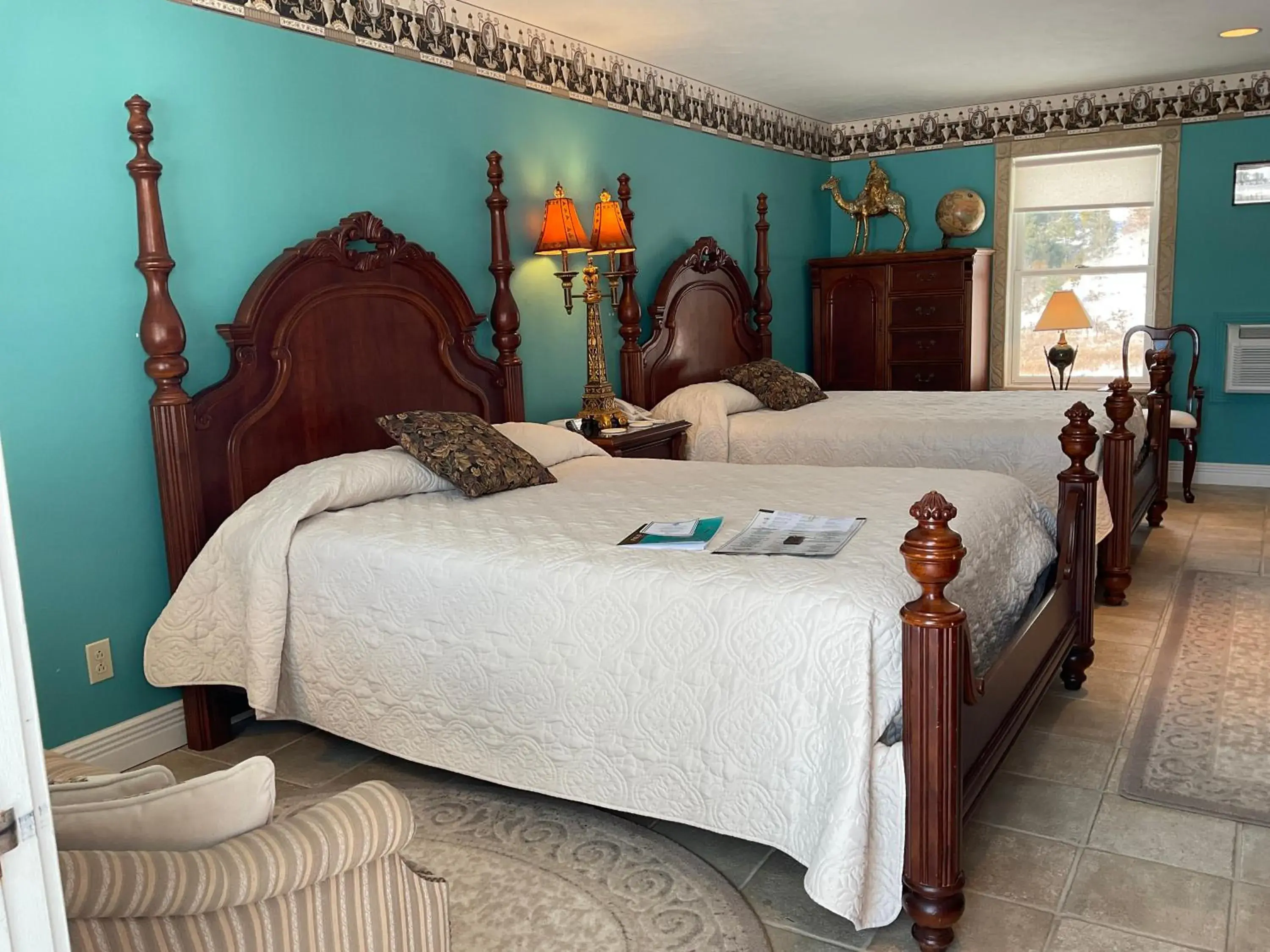 Deluxe Queen Room - single occupancy in Mountain Quest Inn Deluxe Queen Room - single occupancy in Mountain Quest Inn