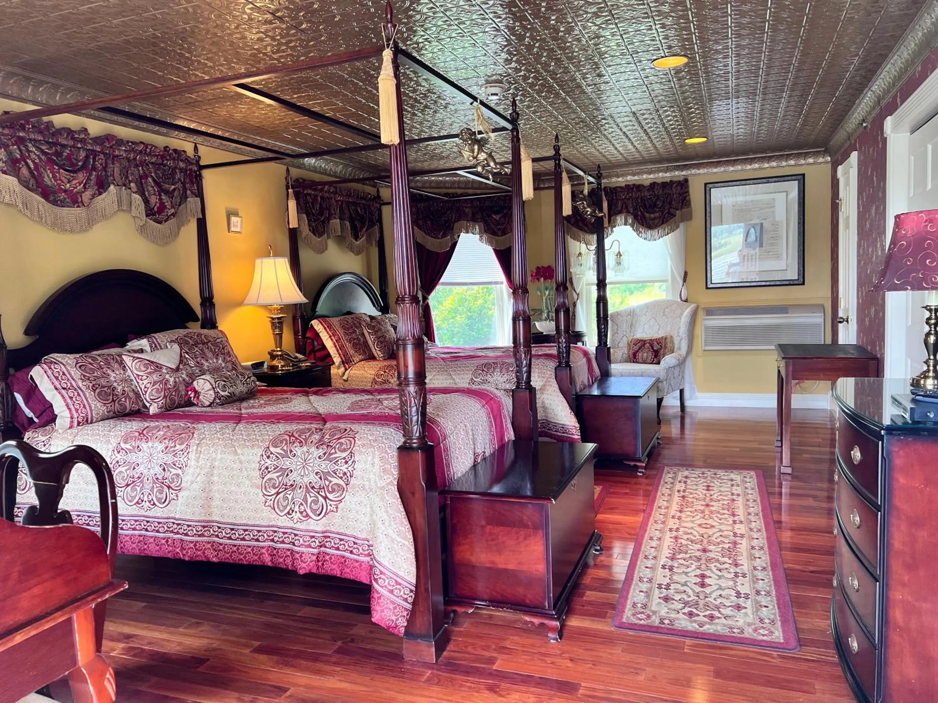 Bed in Mountain Quest Inn