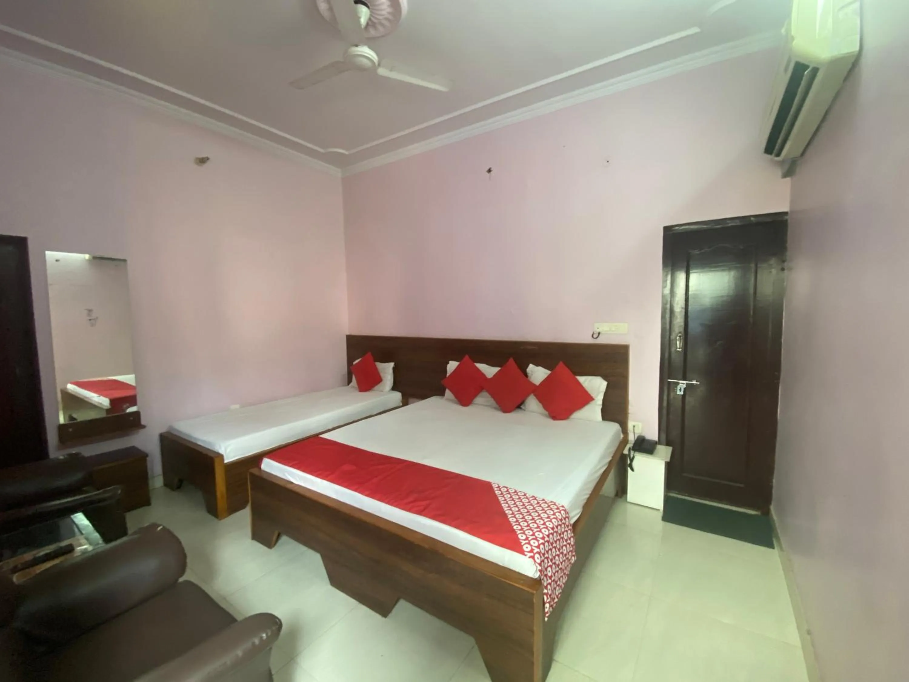 Photo of the whole room, Bed in Hotel Aarjee Crescent Jaipur