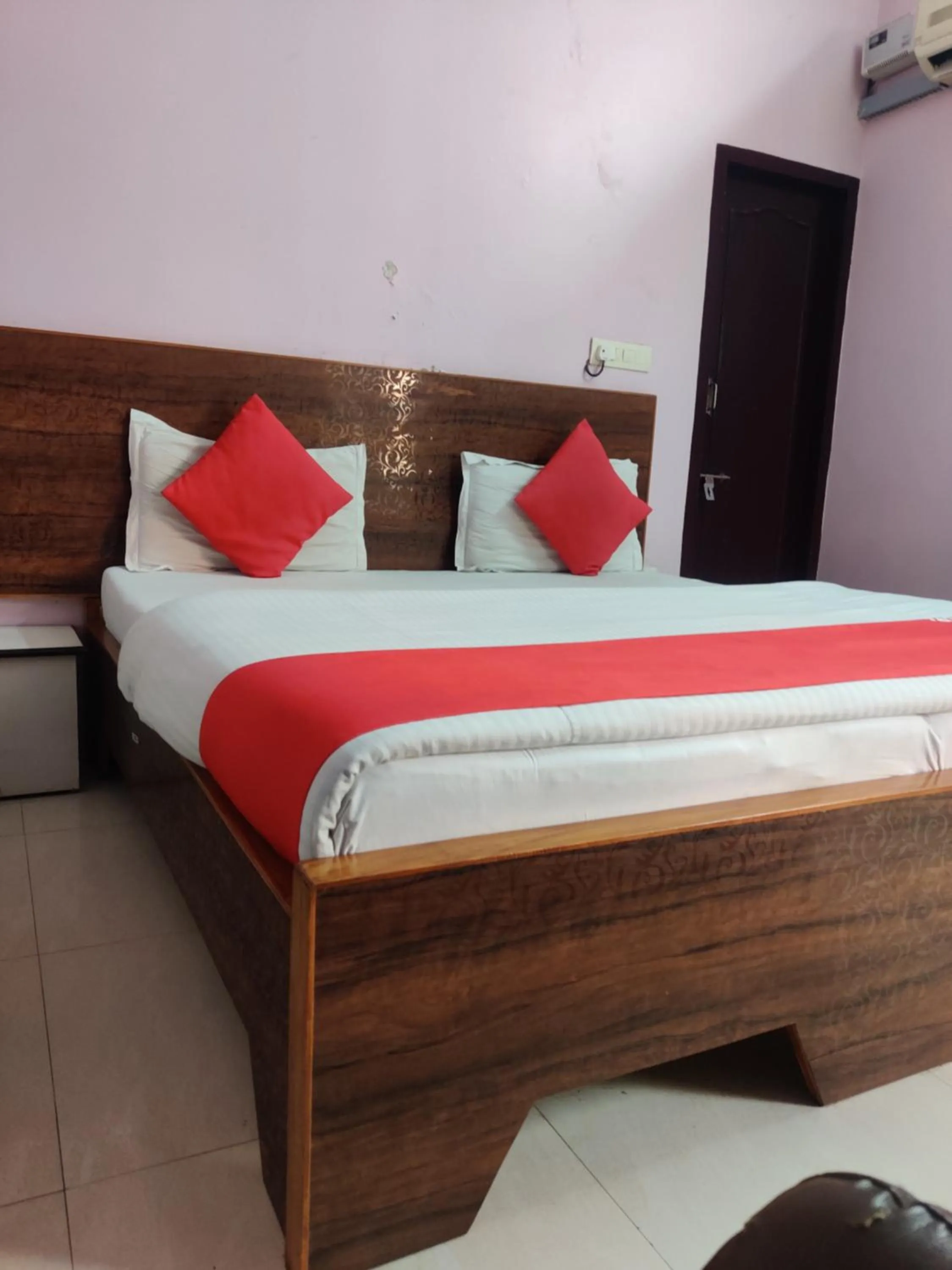 Photo of the whole room, Bed in Hotel Aarjee Crescent Jaipur