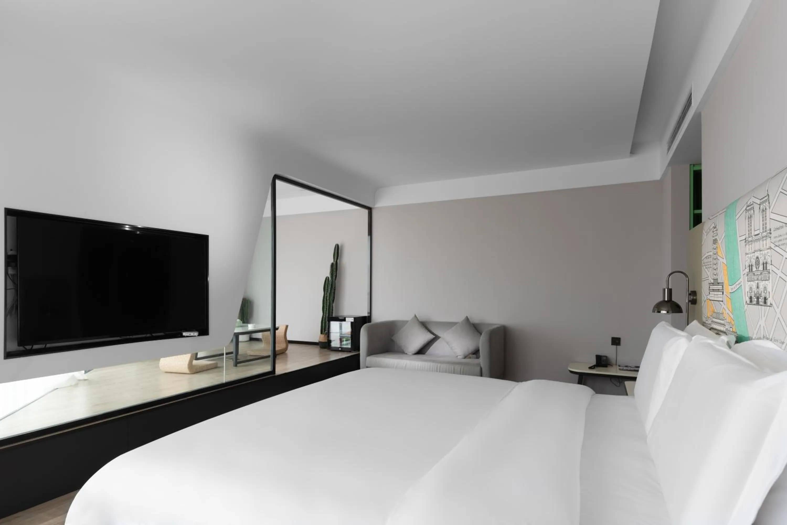 Communal lounge/ TV room, Bed in Mercure Chengdu Xindu